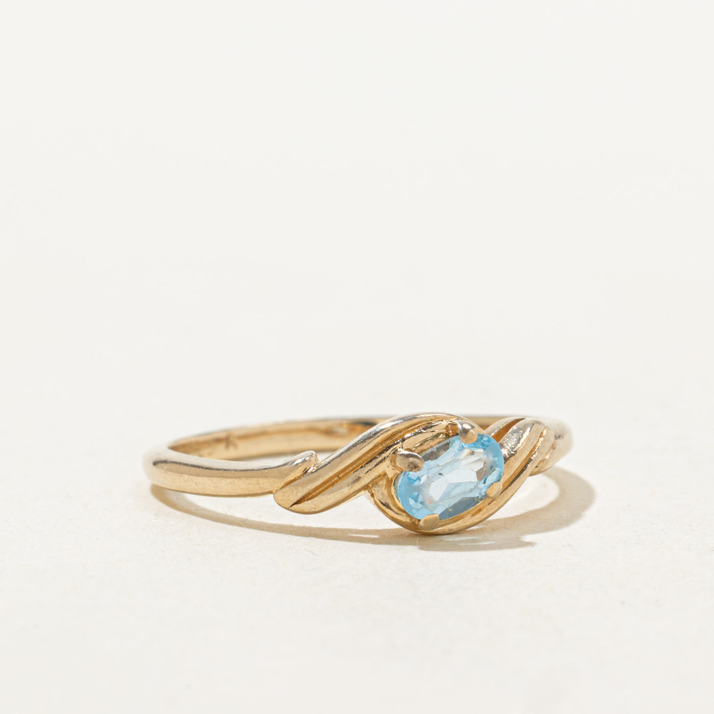 Bague contour rainurée en topaze bleue taille ovale | 0,25 ct | Taille 6,0 |