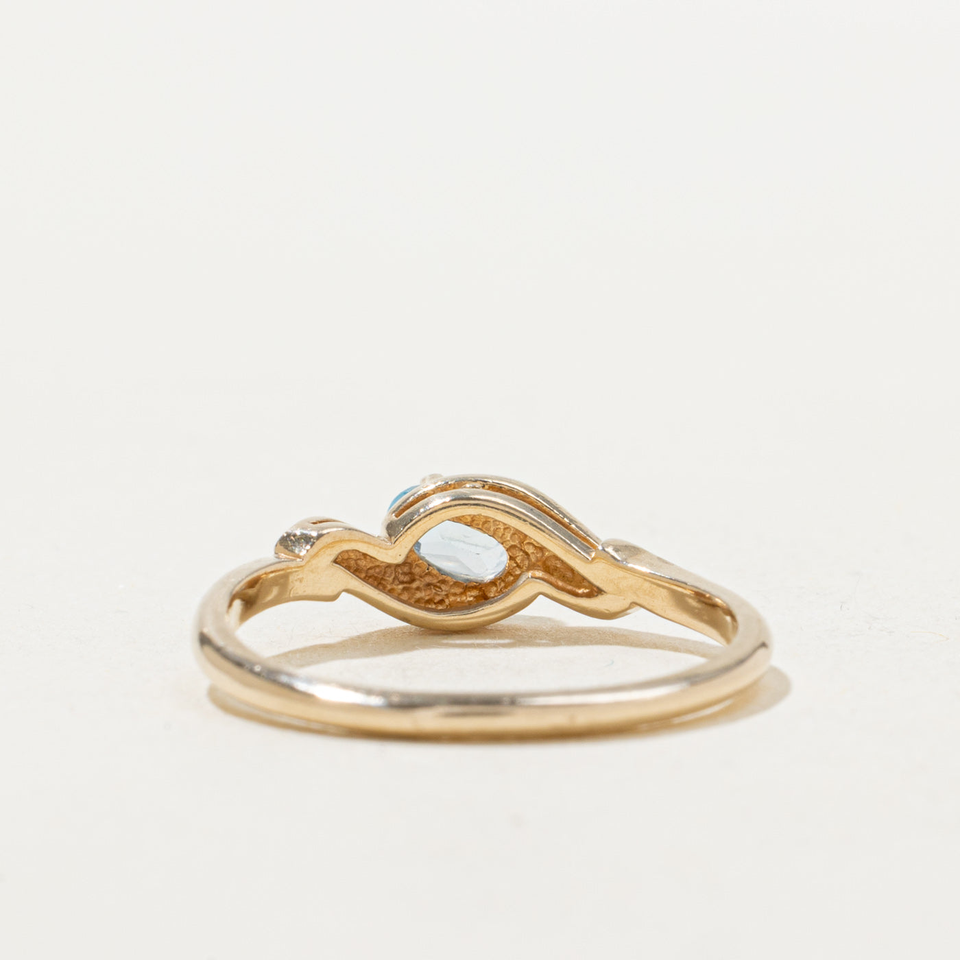 Bague contour rainurée en topaze bleue taille ovale | 0,25 ct | Taille 6,0 |