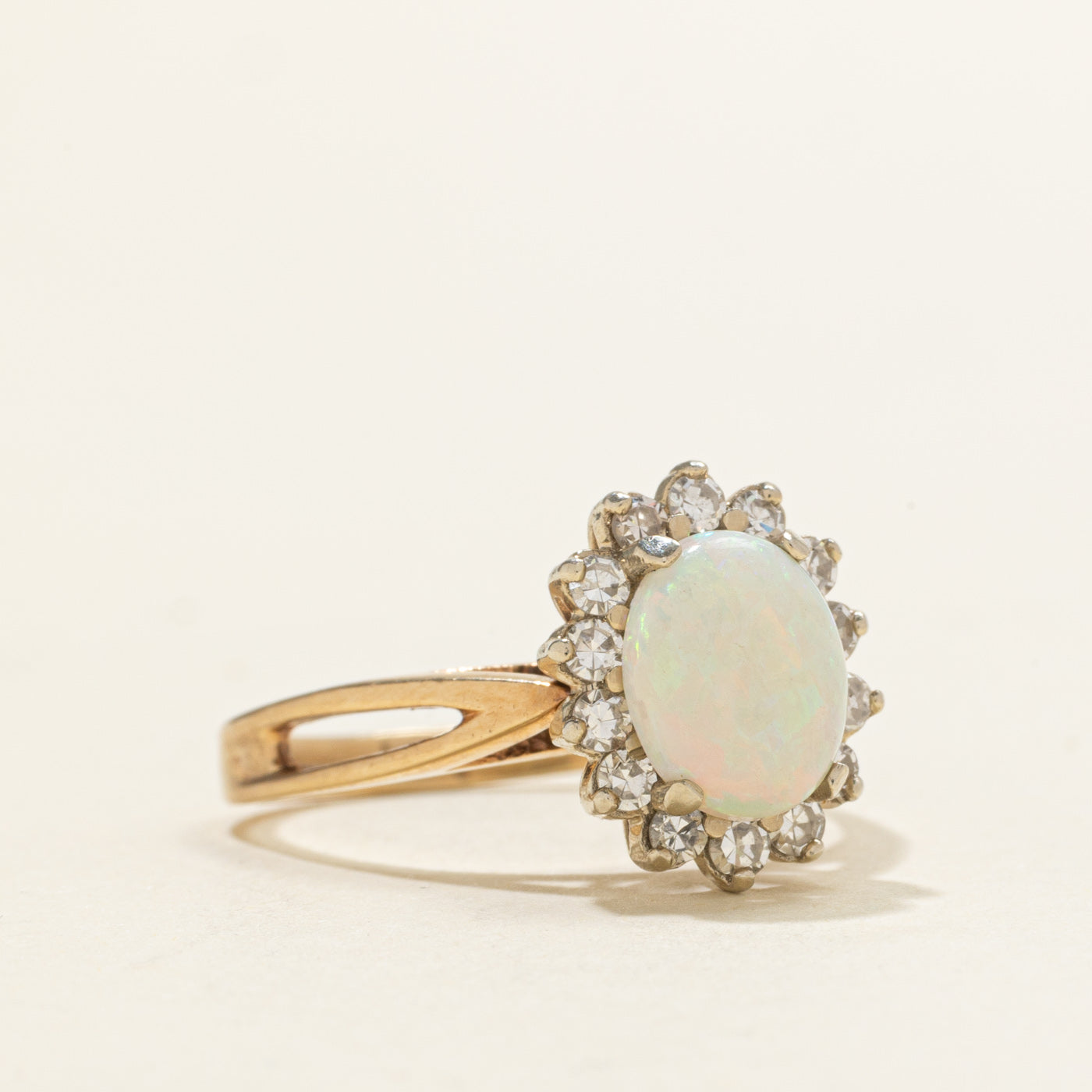 Bague halo en pétales d'opale et de diamants | 1,00 ct, 0,28 ct au total | Taille 8,0