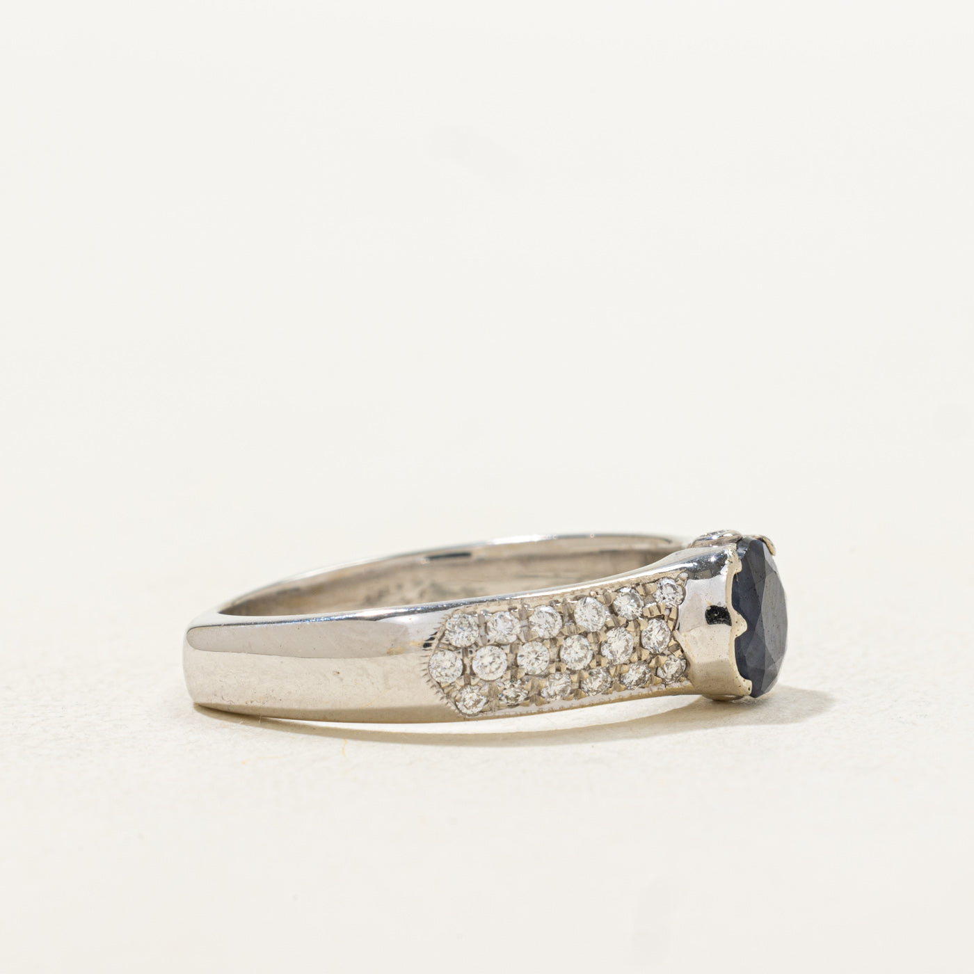 Bague ornée d'un saphir taille ronde et de diamants | 0,73 ct, 0,38 ct au total | Taille 8,75 |