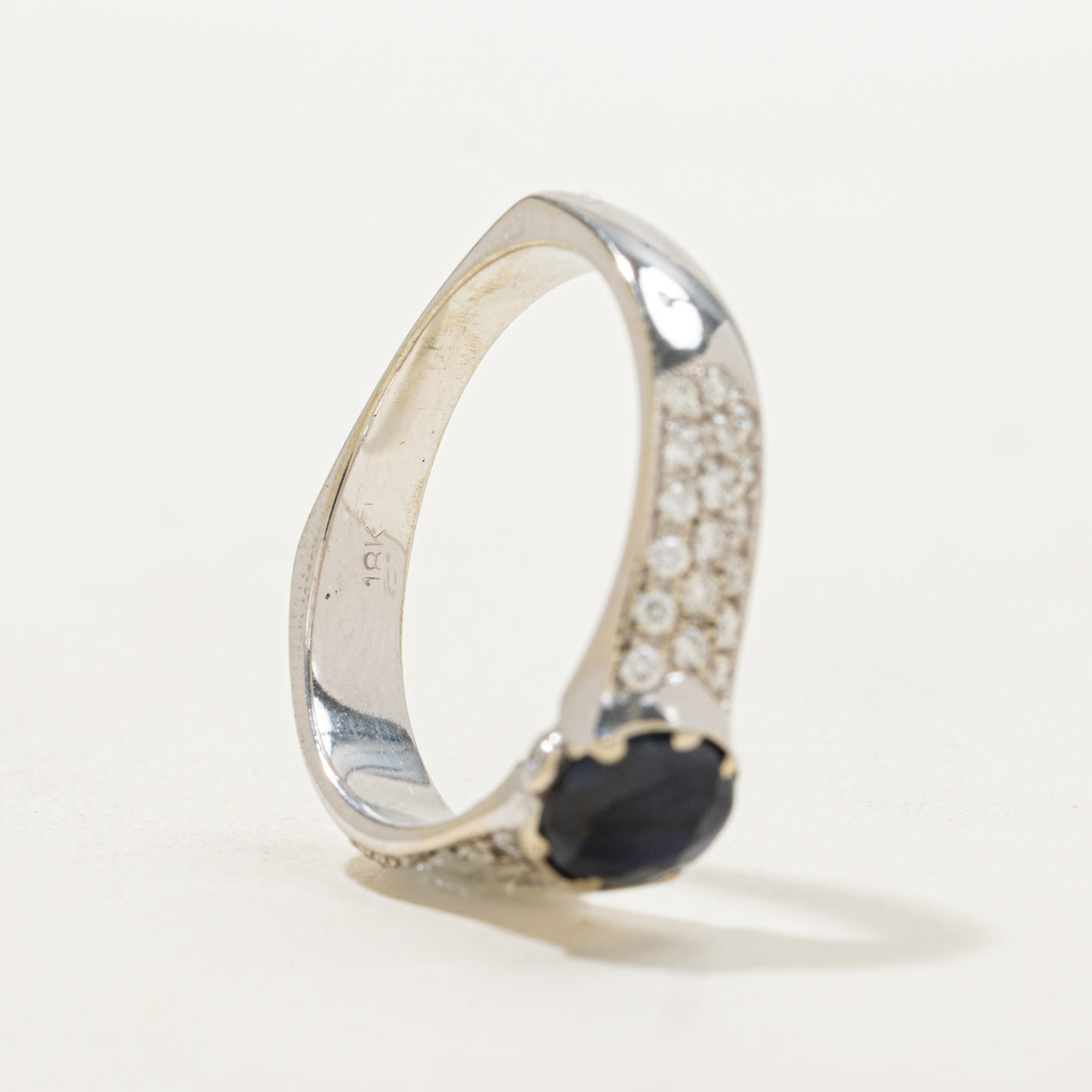 Bague ornée d'un saphir taille ronde et de diamants | 0,73 ct, 0,38 ct au total | Taille 8,75 |