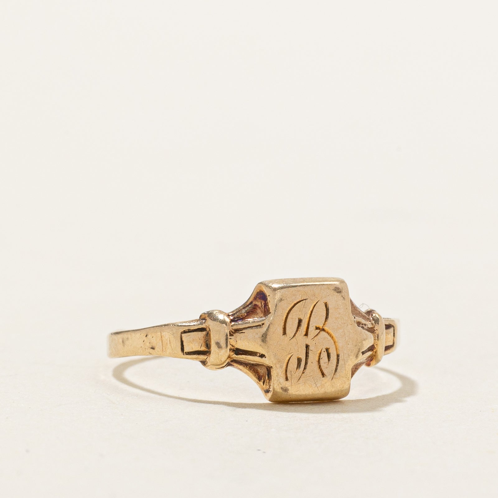 Bague chevalière initiale « B » en or jaune 10 carats | Taille 4