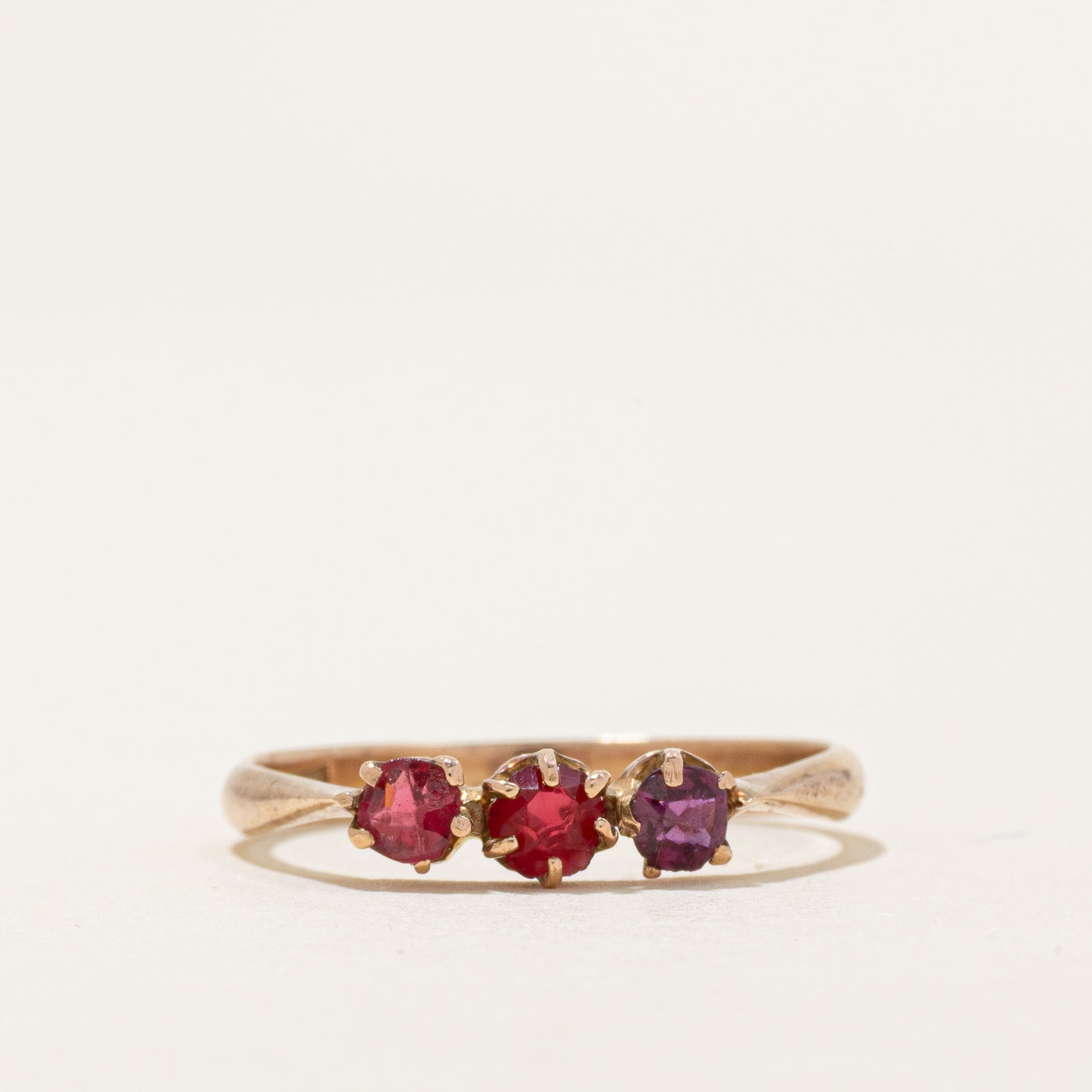 Bague conique inversée en verre et rubis à trois pierres | 0,33 ct | Taille 6,5