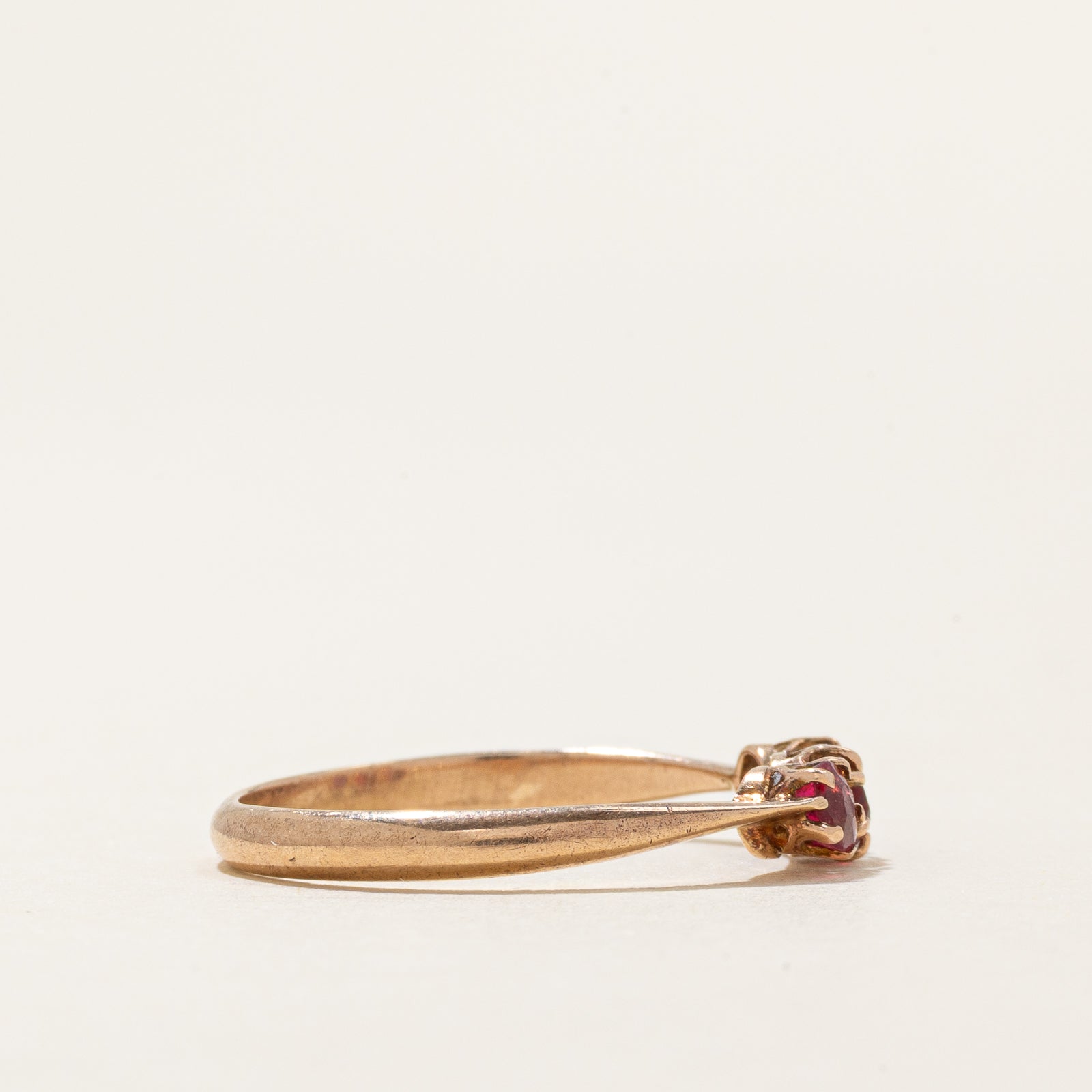 Bague conique inversée en verre et rubis à trois pierres | 0,33 ct | Taille 6,5