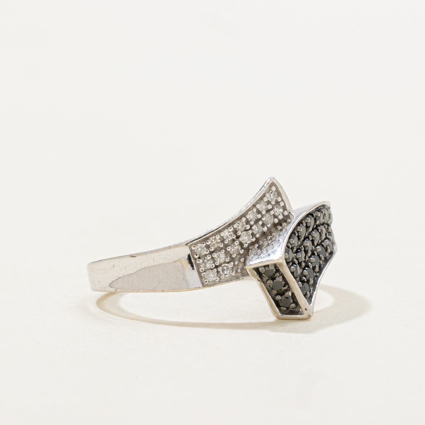 Bague géométrique pavée de diamants noirs et blancs | 0,07 ct | Taille 6,0 |