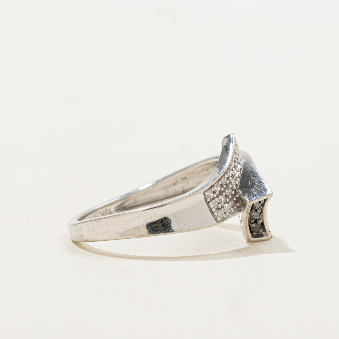 Bague géométrique pavée de diamants noirs et blancs | 0,07 ct | Taille 6,0 |