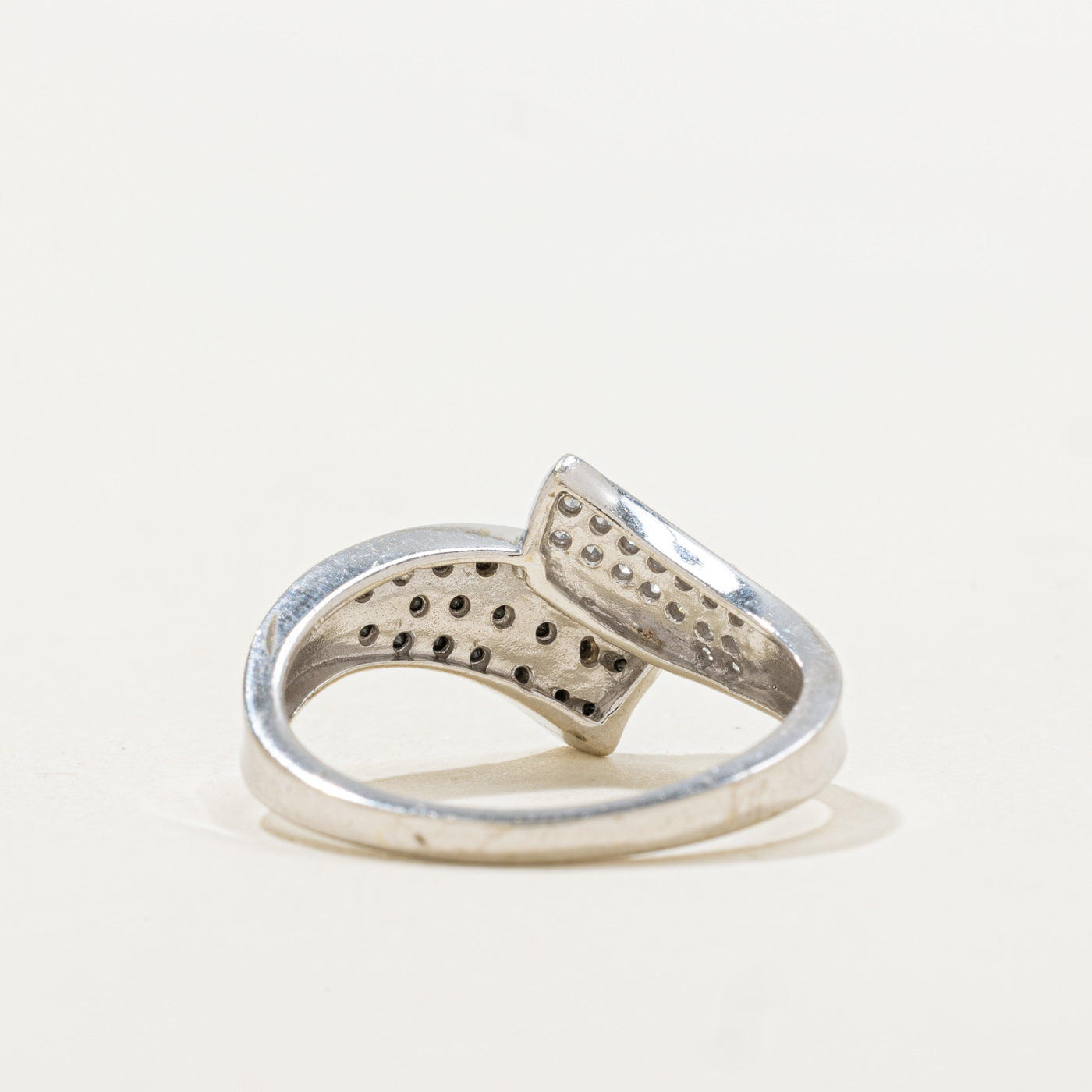 Bague géométrique pavée de diamants noirs et blancs | 0,07 ct | Taille 6,0 |