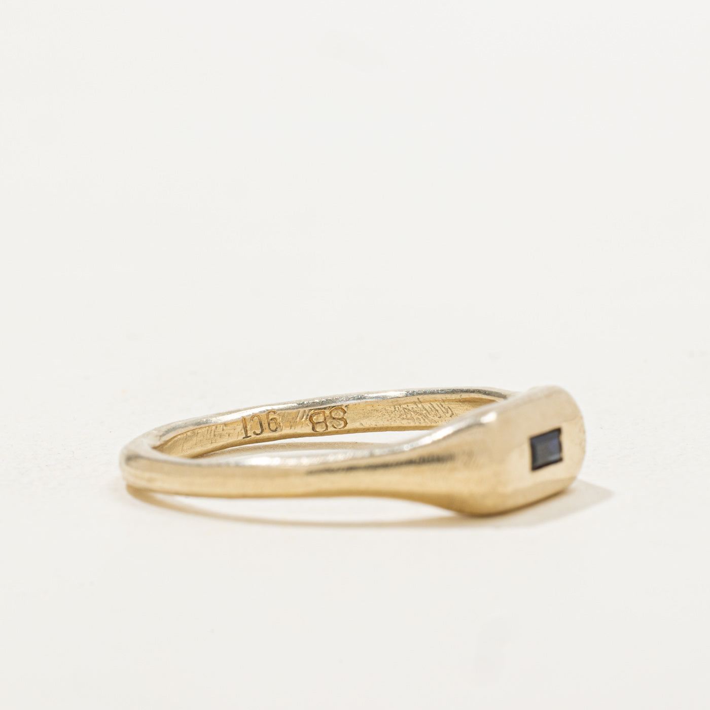 Bague chevalière en saphir taille baguette serti à fleur | 0,14 ct | Taille 9,25 |