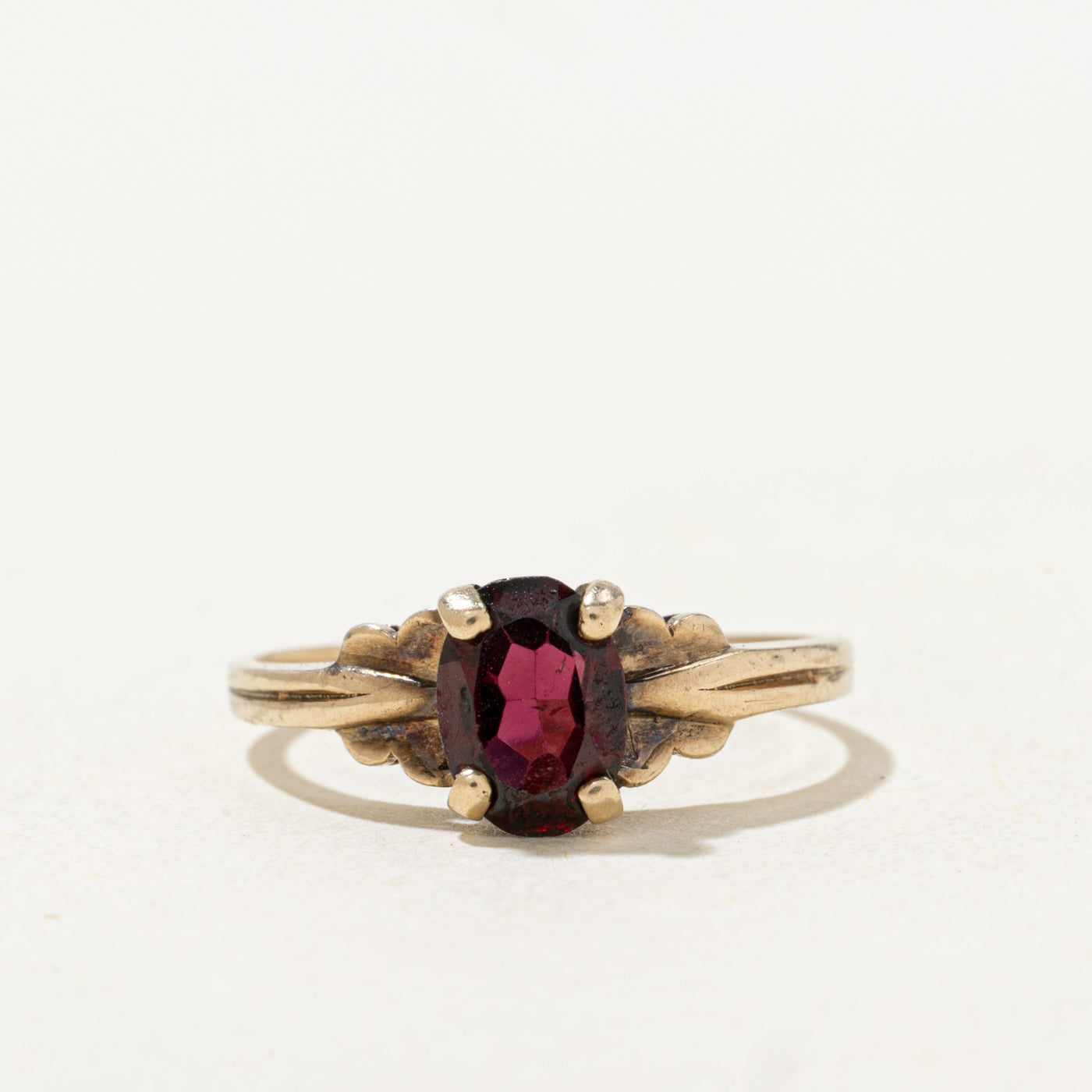Oval Cut Garnet Scalloped Ring | 0.68ct | SZ 5.25 |