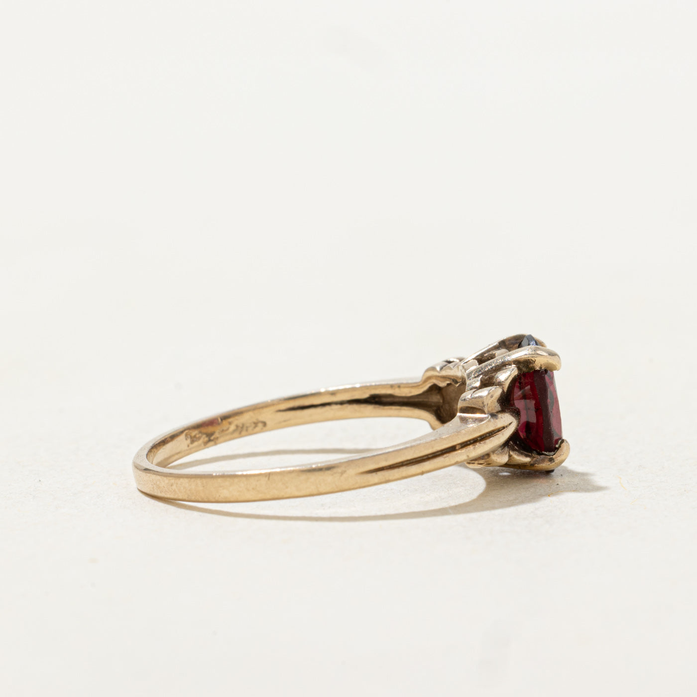 Oval Cut Garnet Scalloped Ring | 0.68ct | SZ 5.25 |