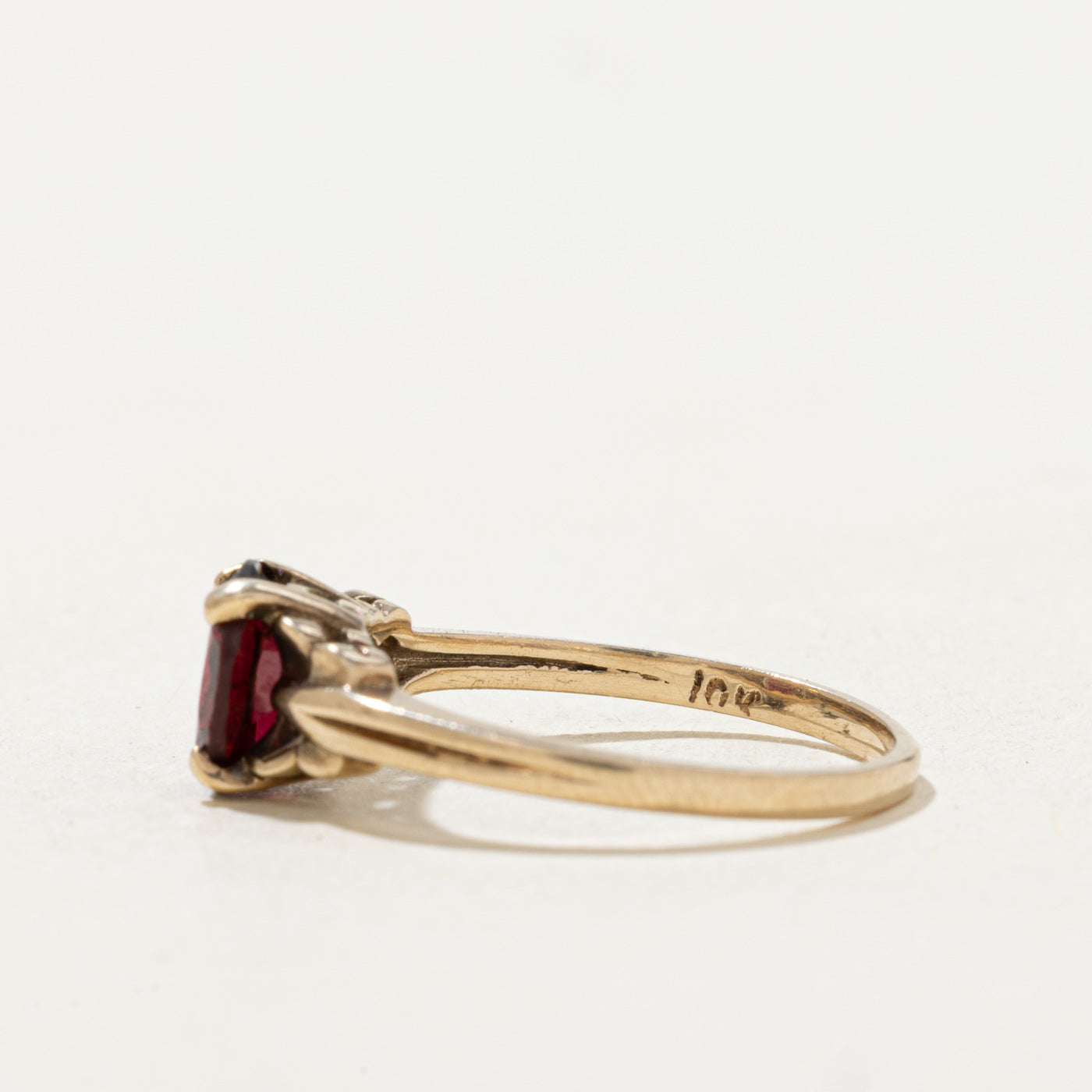 Oval Cut Garnet Scalloped Ring | 0.68ct | SZ 5.25 |
