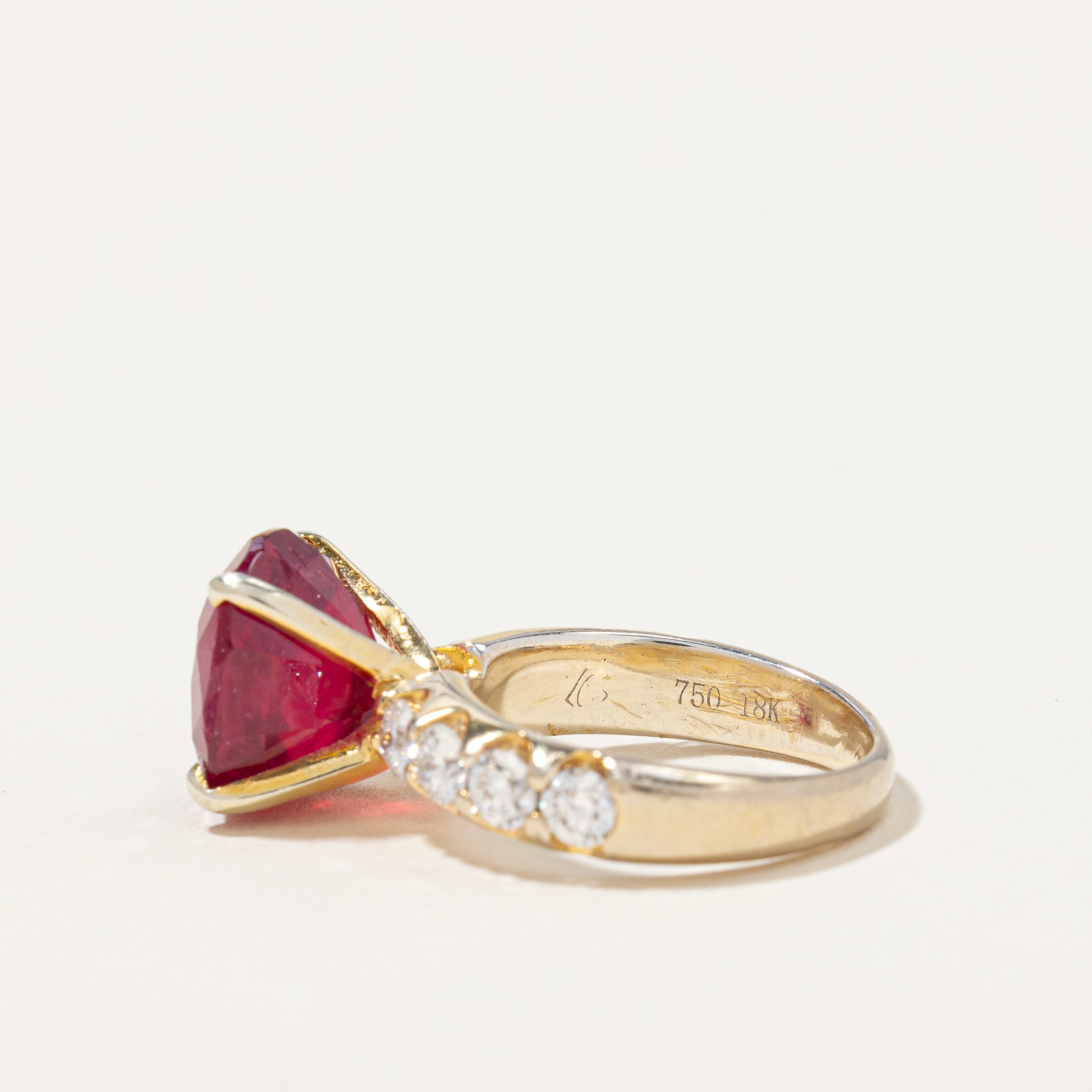 Bague cocktail rubis et diamants | 5,00 ct, 0,86 ct au total | Taille 4 | 