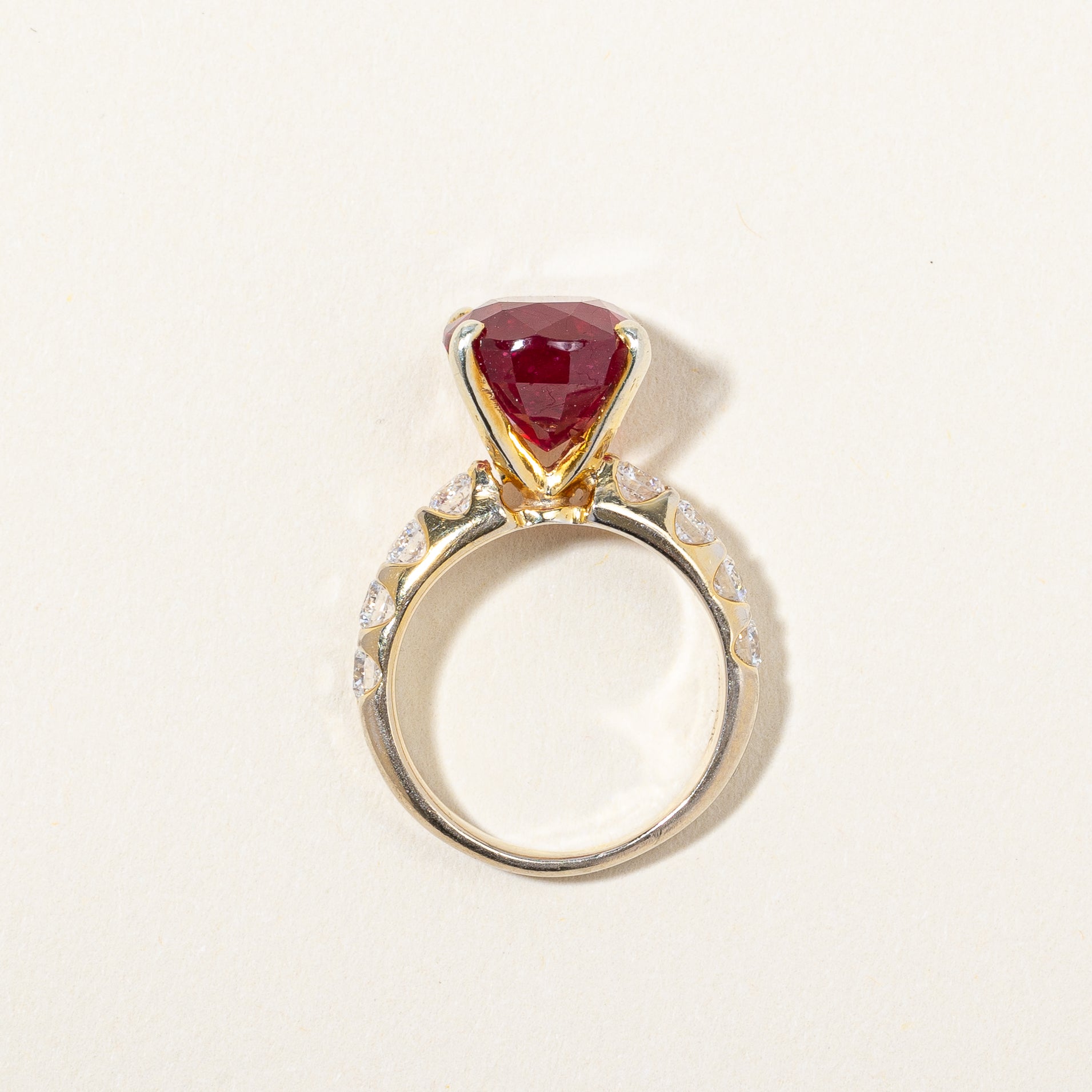 Bague cocktail rubis et diamants | 5,00 ct, 0,86 ct au total | Taille 4 | 