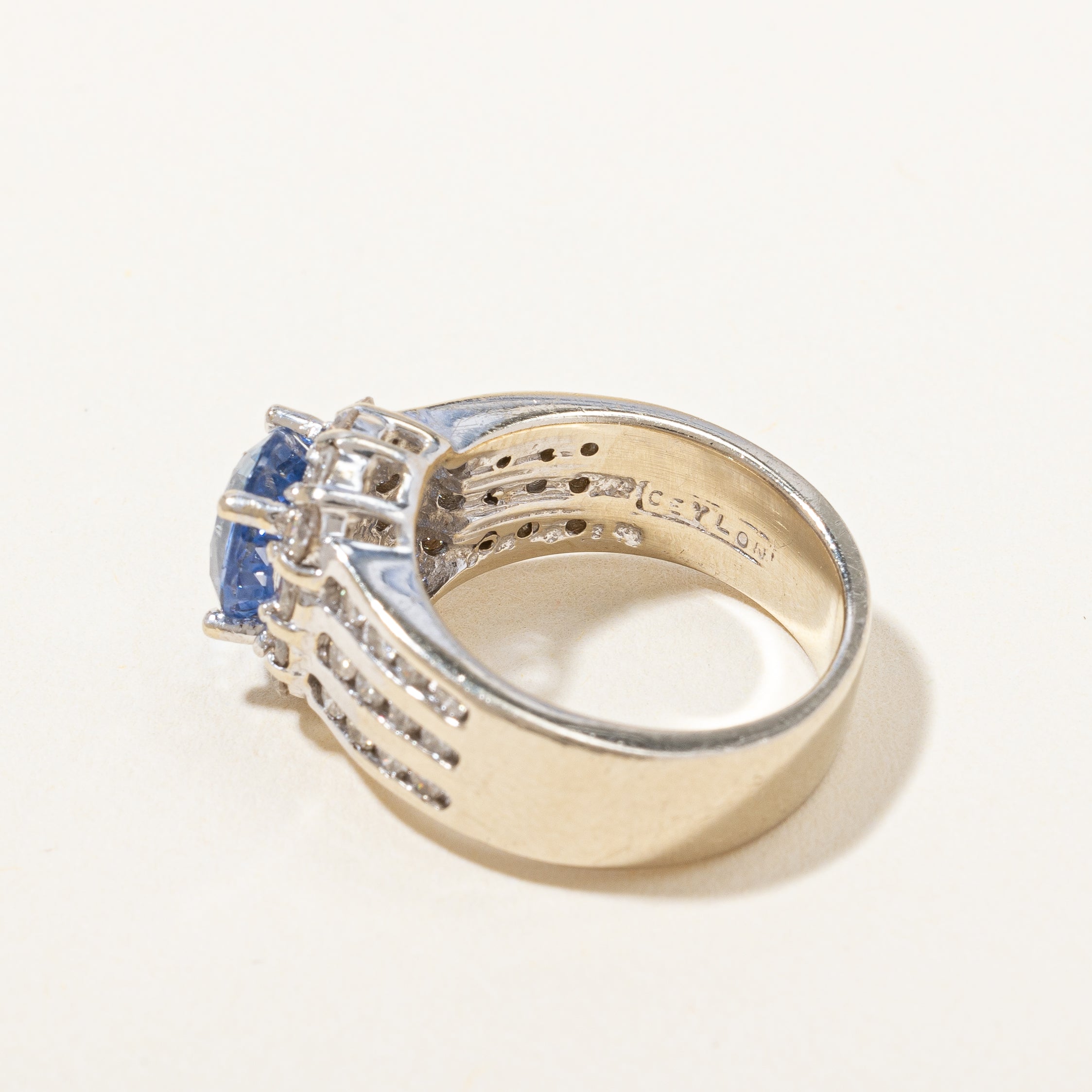 Bague cocktail saphir de Ceylan et diamants | 1,80 ct, 0,54 ct au total | Taille 5,25 | 