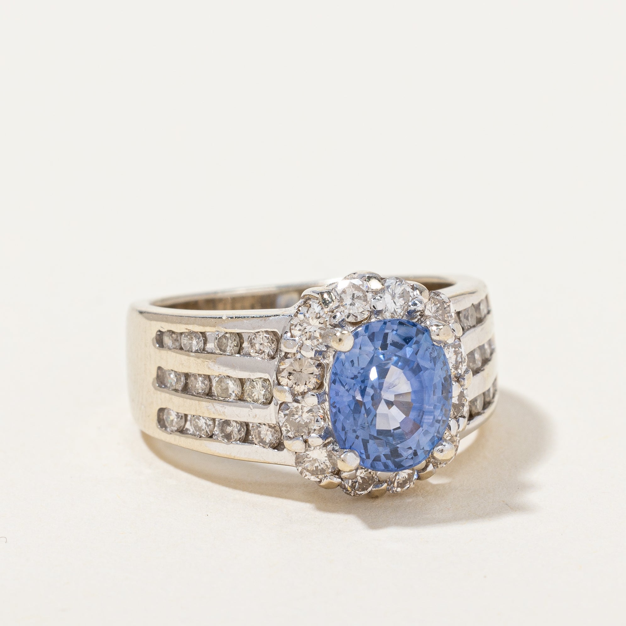 Bague cocktail saphir de Ceylan et diamants | 1,80 ct, 0,54 ct au total | Taille 5,25 | 