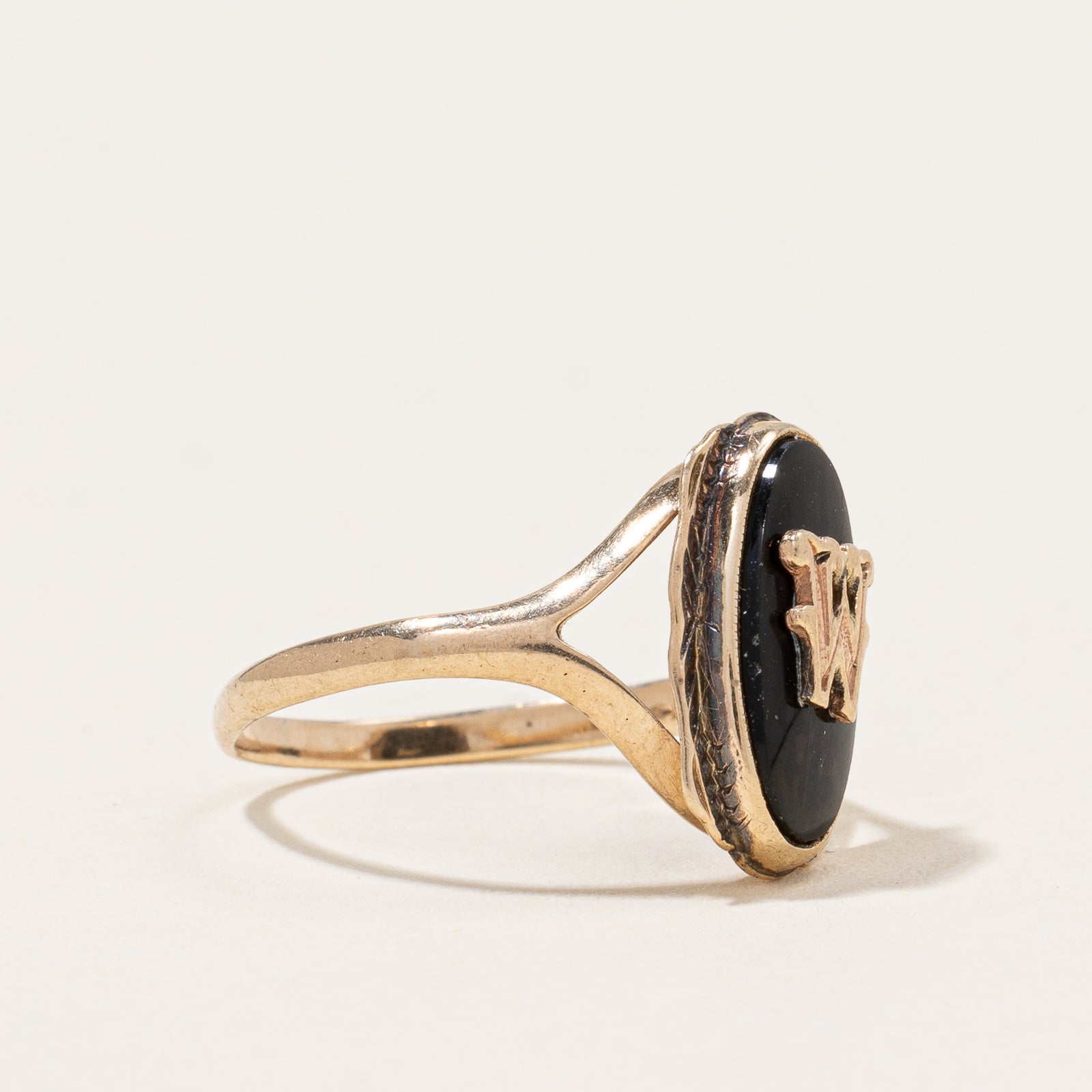 Bague initiale en onyx « W » | 0,84 ct | Taille 5 | 