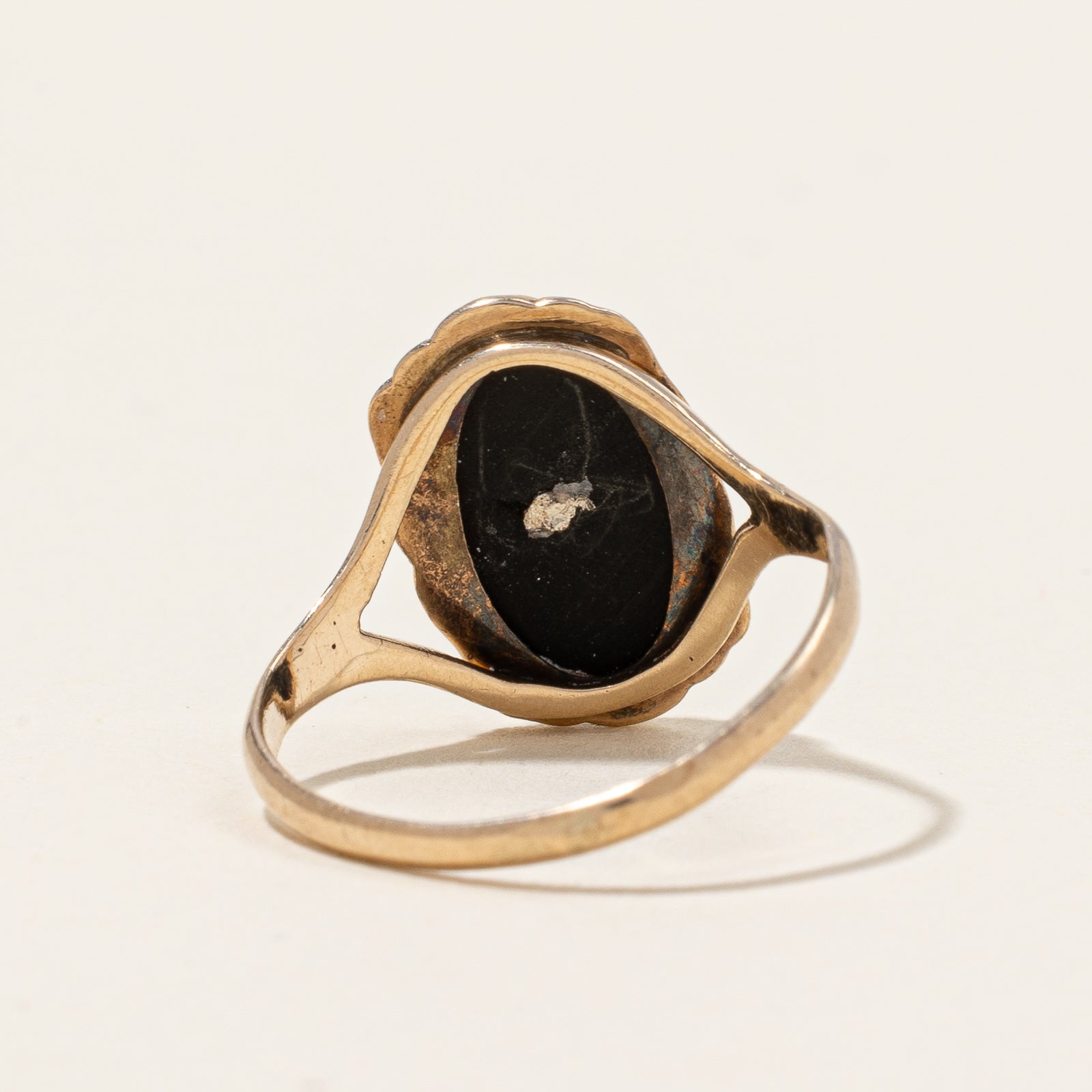 Bague initiale en onyx « W » | 0,84 ct | Taille 5 | 
