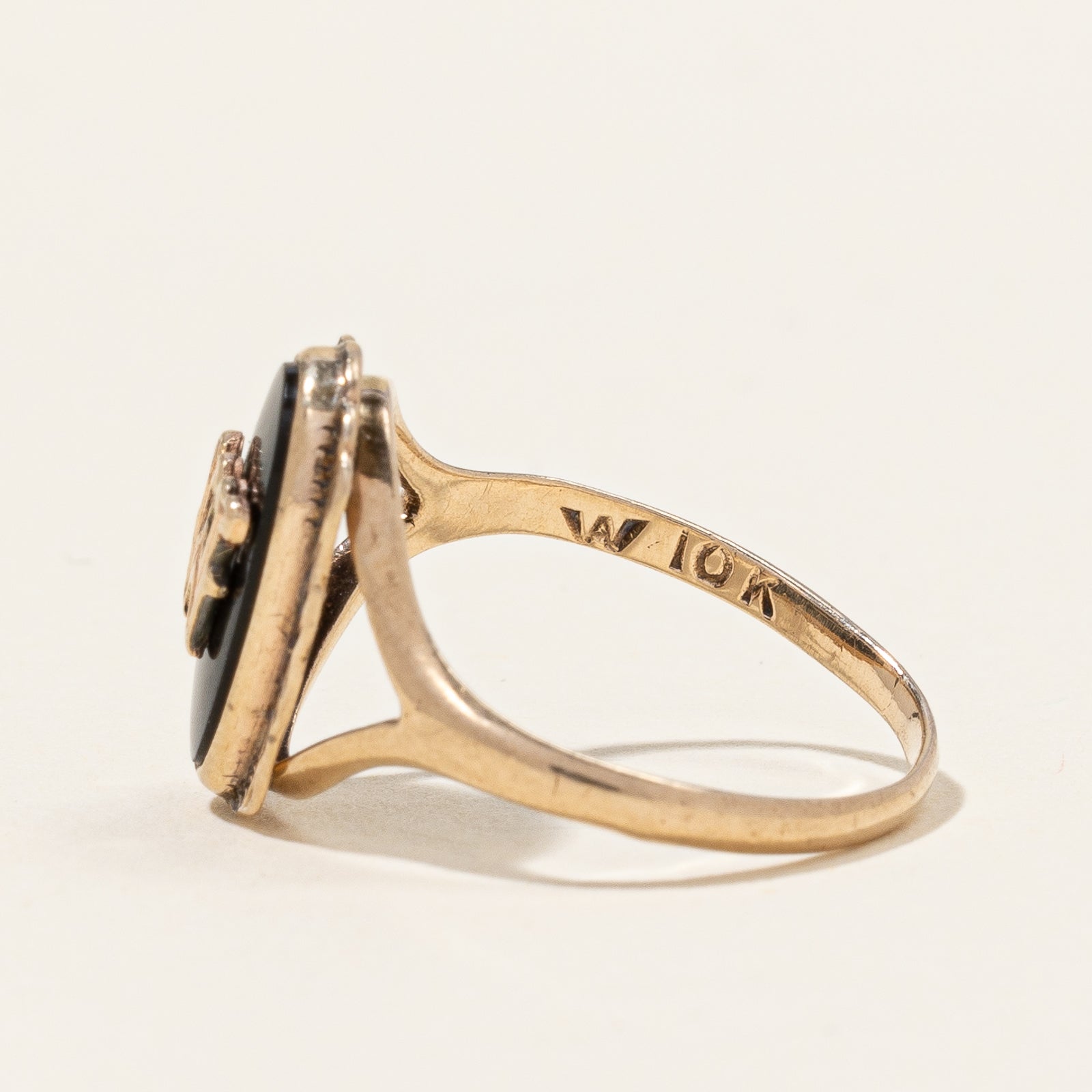 Bague initiale en onyx « W » | 0,84 ct | Taille 5 | 