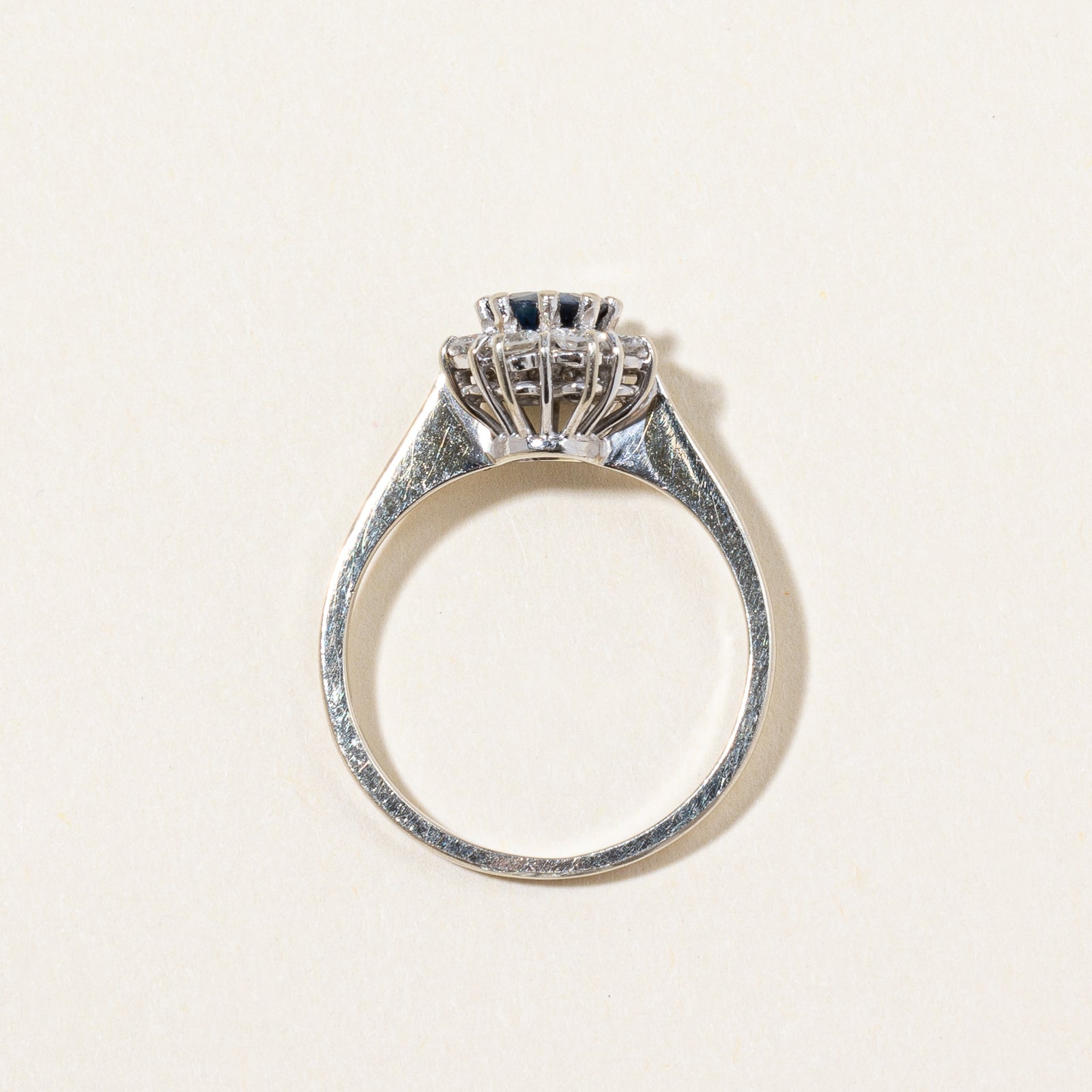 Bague halo diamant et saphir | 0,32 ct au total, 0,25 ct | Taille 5 | 