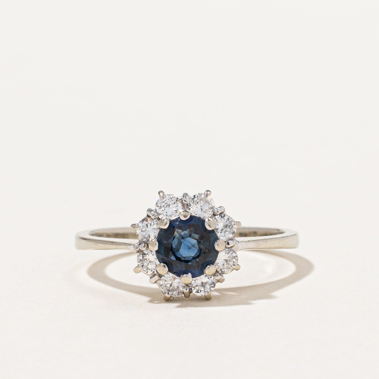 Bague halo diamant et saphir | 0,32 ct au total, 0,25 ct | Taille 5 | 