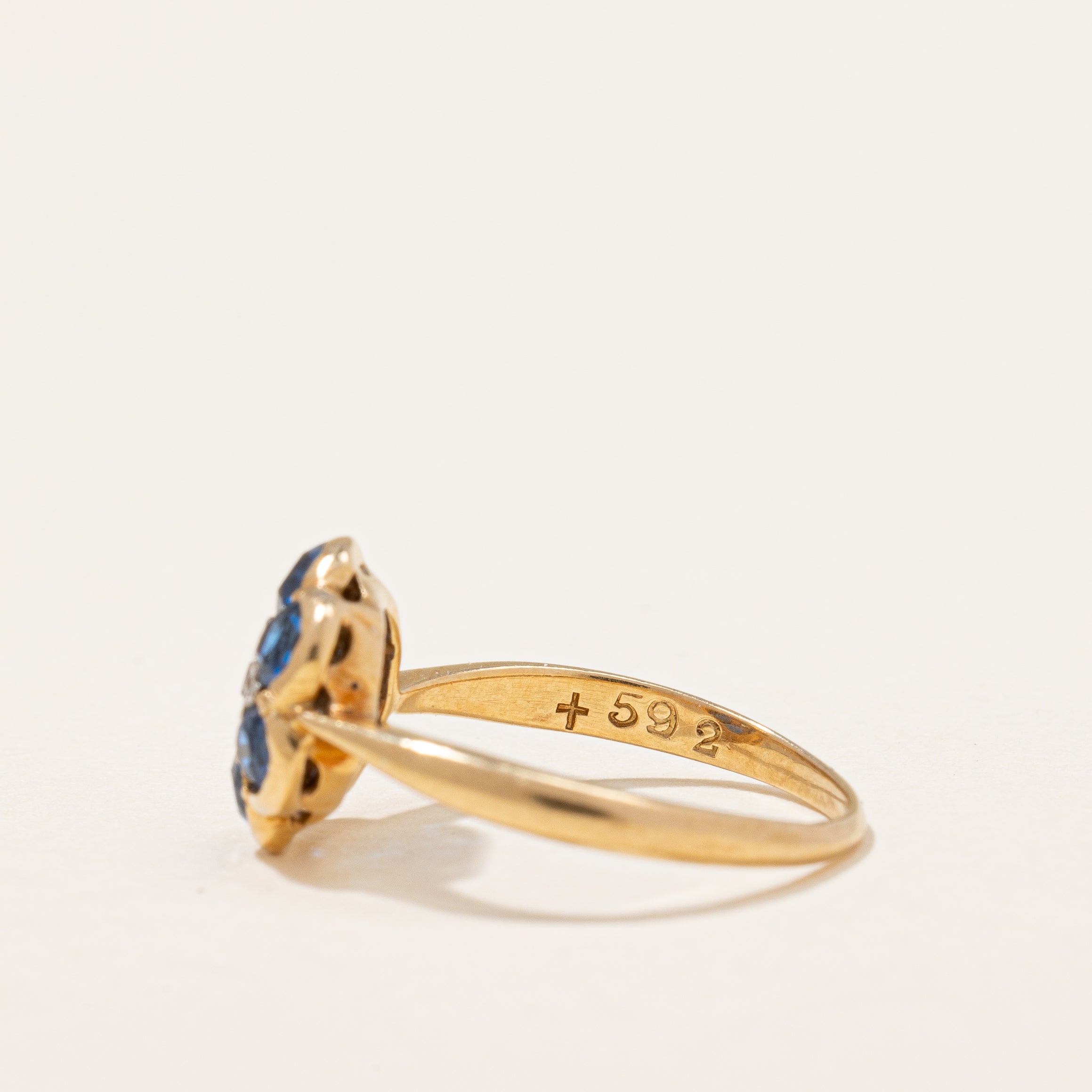 Bague en spinelle synthétique et diamant naturel | 0,54 ct au total, 0,04 ct | Taille 3,75 |