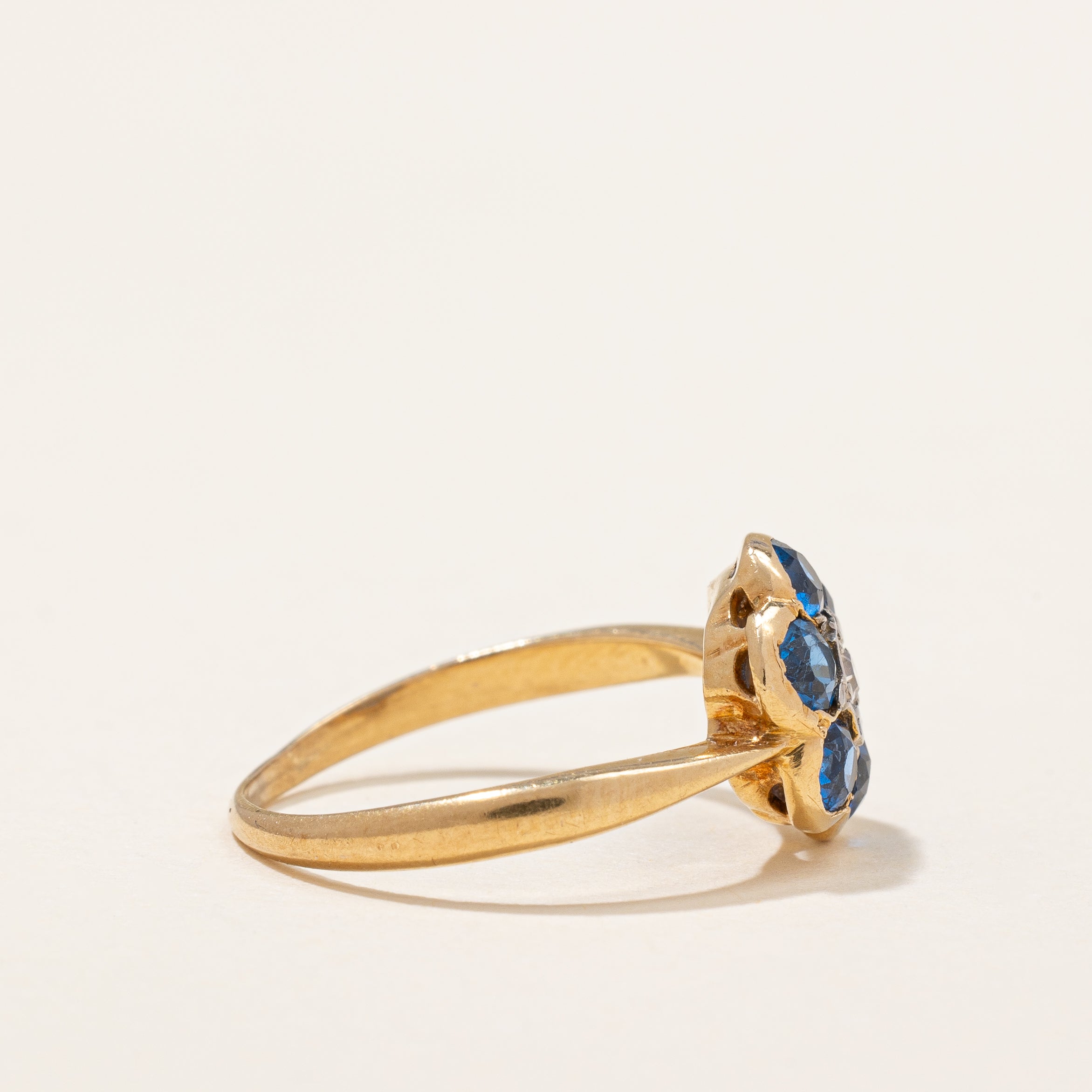 Bague en spinelle synthétique et diamant naturel | 0,54 ct au total, 0,04 ct | Taille 3,75 |