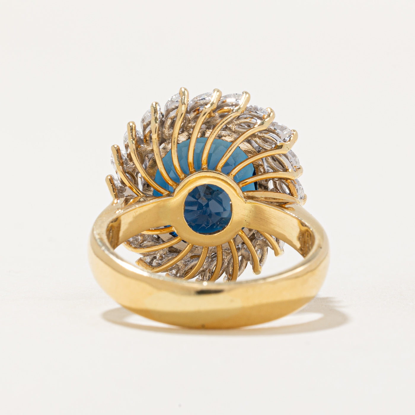 ***Certification - Mise à jour du rapport GIA Kourosh - Bague saphir et diamants GIA | Saphir 6,50 ct GIA | 1,00 ct au total | Taille 6 |
