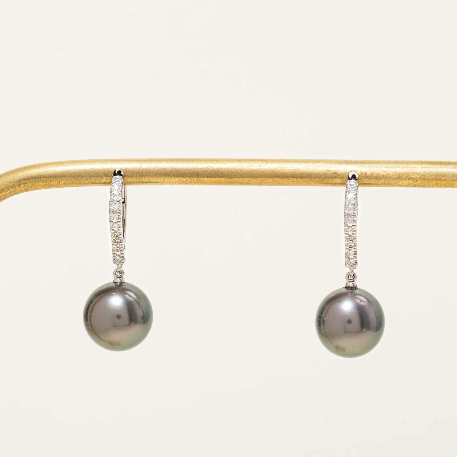 Boucles d'oreilles « Mikimoto » Classic Elegance en perles noires des mers du Sud et diamants | 10-10,5 mm, 0,20 ct | 