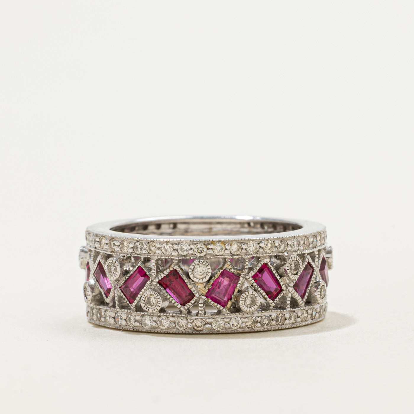 Bague en diamant et rubis ornée de détails milgrain | 0,58 ct au total, taille 6,25 | 