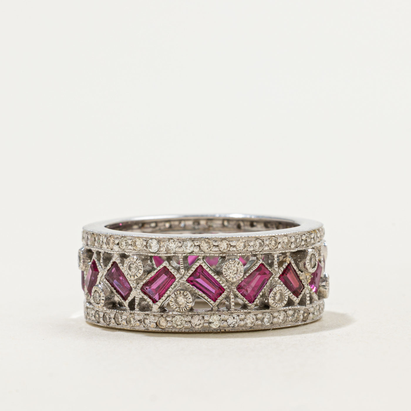 Bague en diamant et rubis ornée de détails milgrain | 0,58 ct au total, taille 6,25 | 