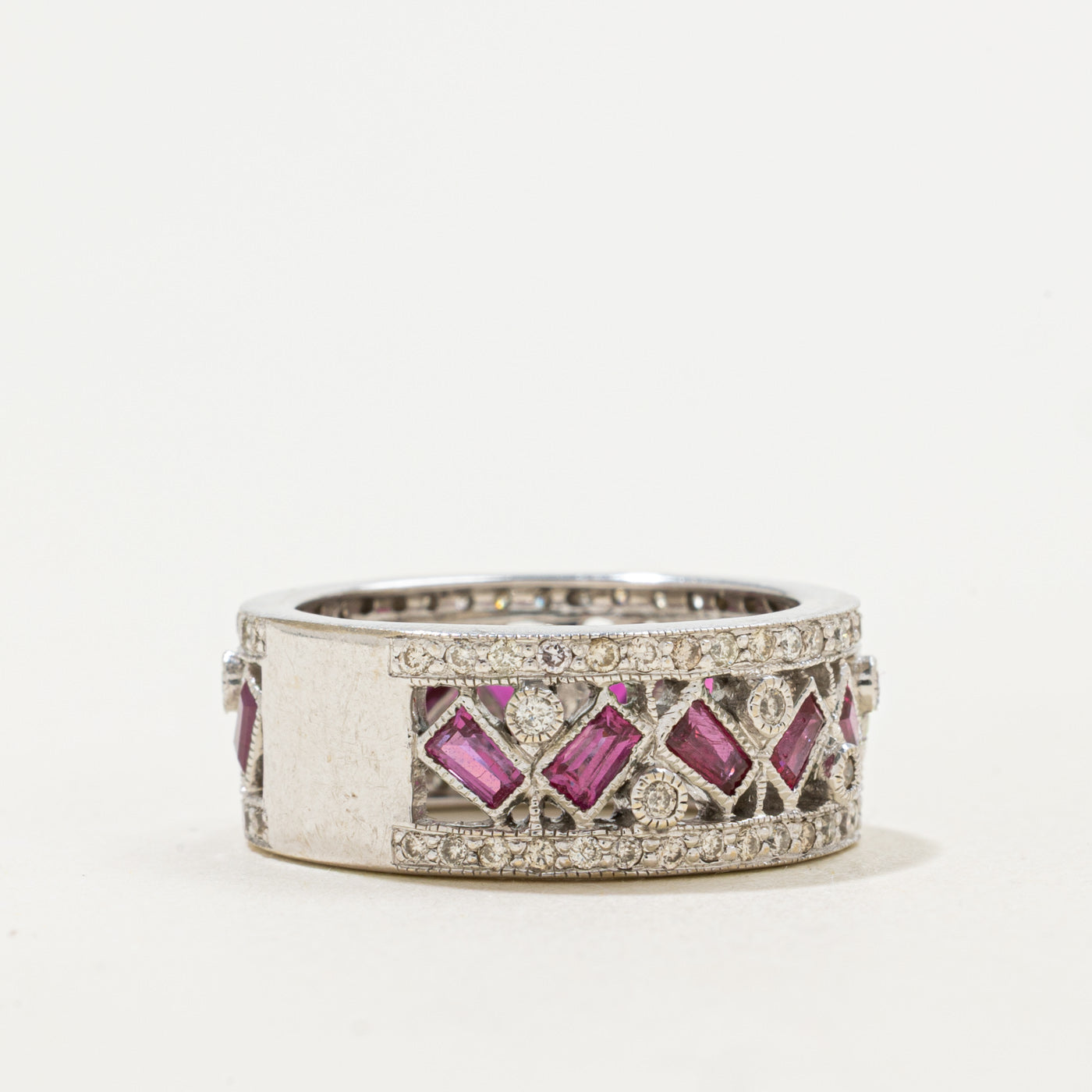 Bague en diamant et rubis ornée de détails milgrain | 0,58 ct au total, taille 6,25 | 