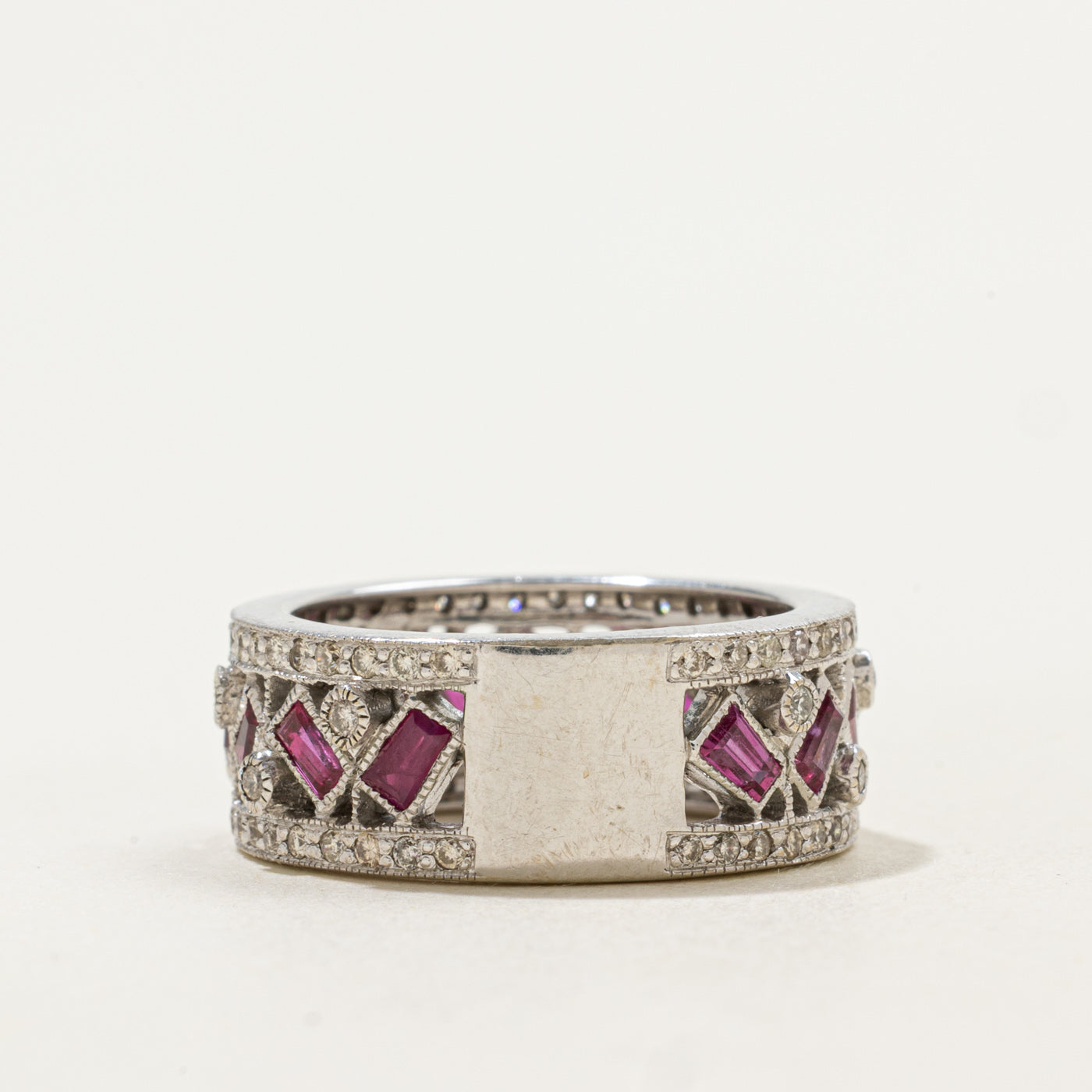 Bague en diamant et rubis ornée de détails milgrain | 0,58 ct au total, taille 6,25 | 