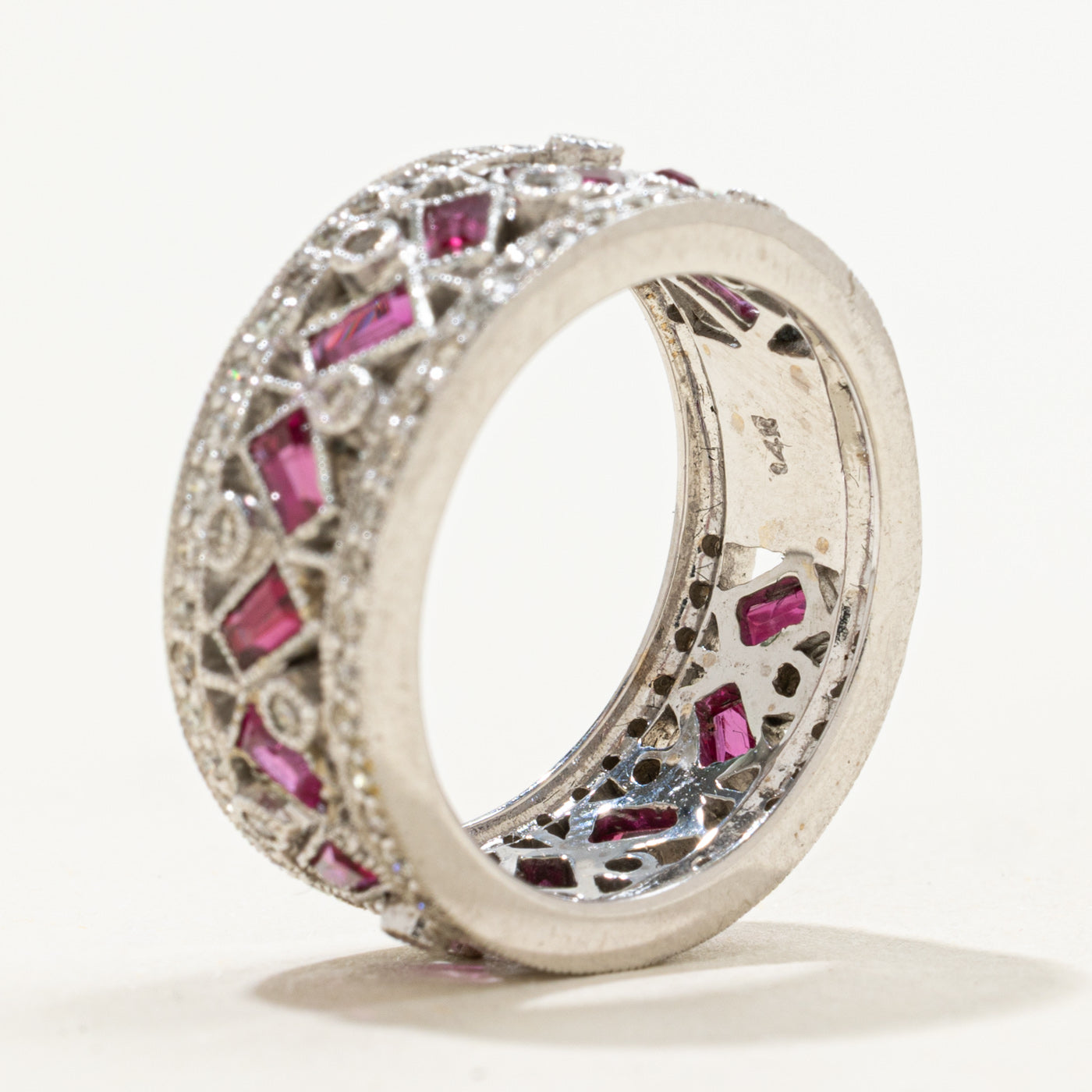 Bague en diamant et rubis ornée de détails milgrain | 0,58 ct au total, taille 6,25 | 