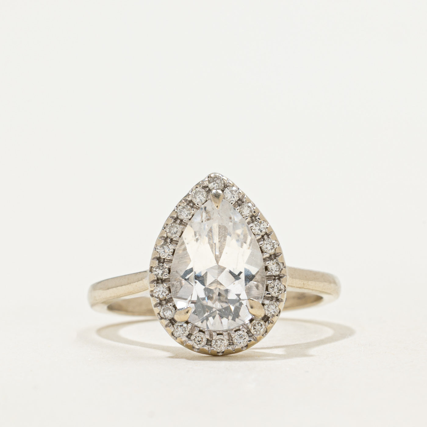 Bague cocktail en topaze blanche et diamants | 1,75 ct, 0,16 ct au total | Taille 5 | 