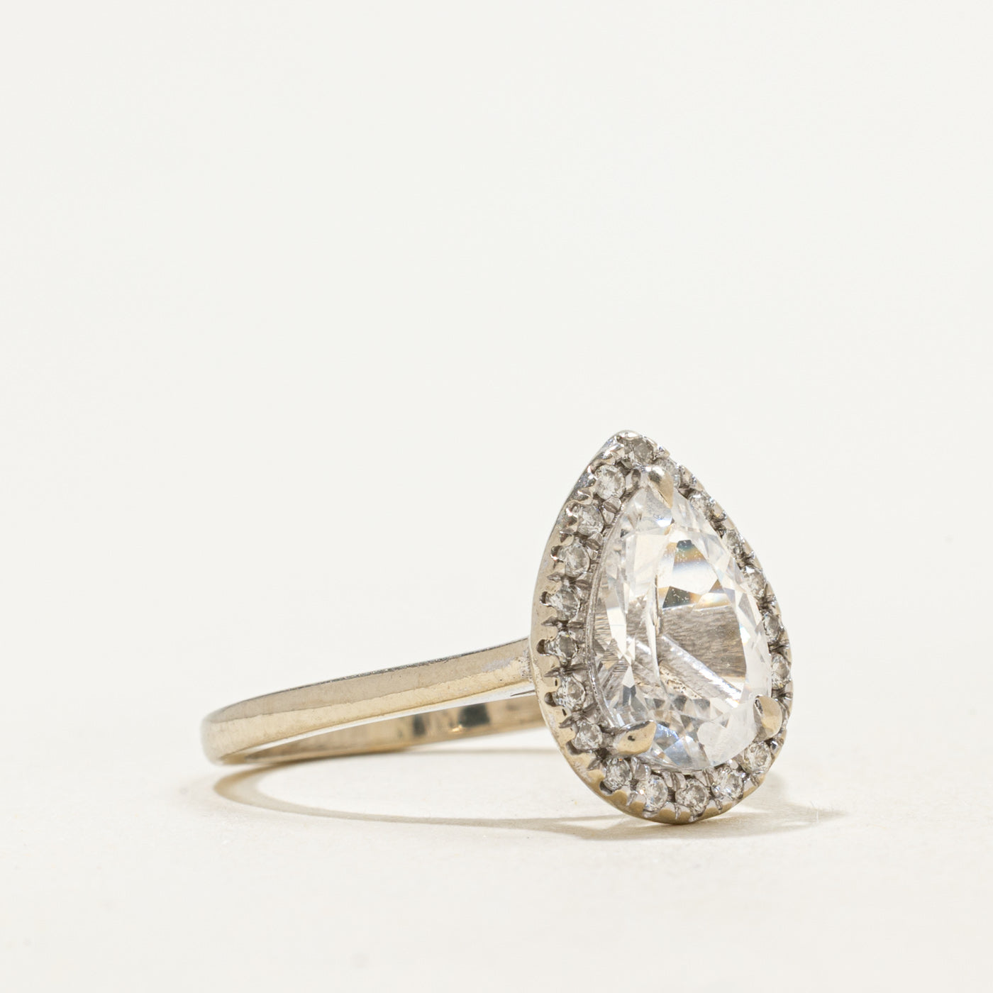 Bague cocktail en topaze blanche et diamants | 1,75 ct, 0,16 ct au total | Taille 5 | 