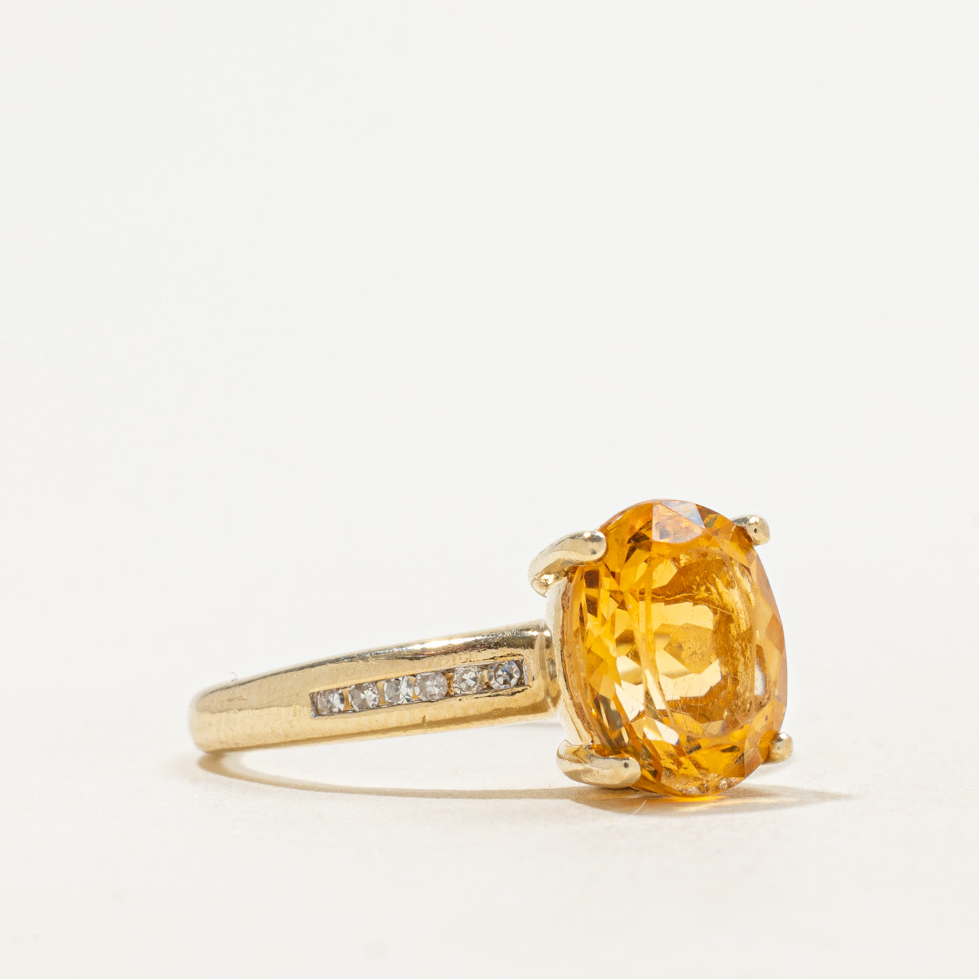 Bague ovale en citrine et diamants | 2,25 ct, 0,10 ct au total | Taille 6 | 