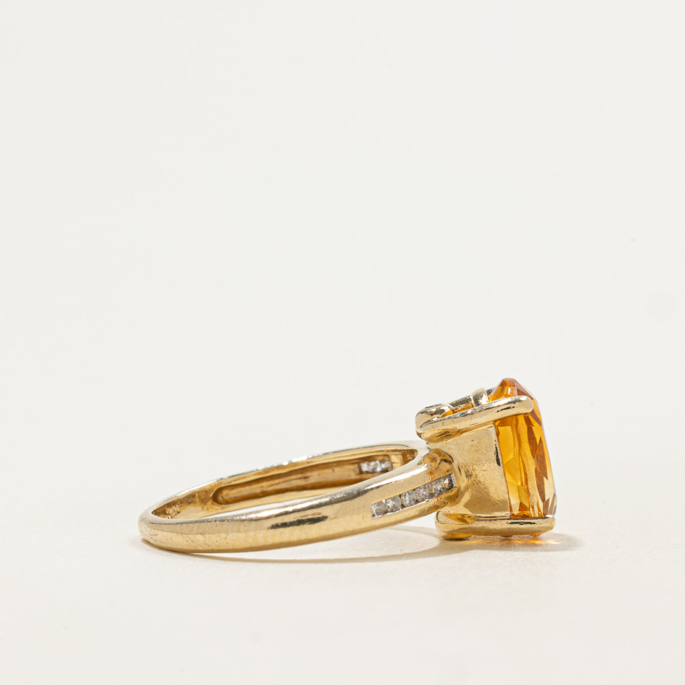 Bague ovale en citrine et diamants | 2,25 ct, 0,10 ct au total | Taille 6 | 