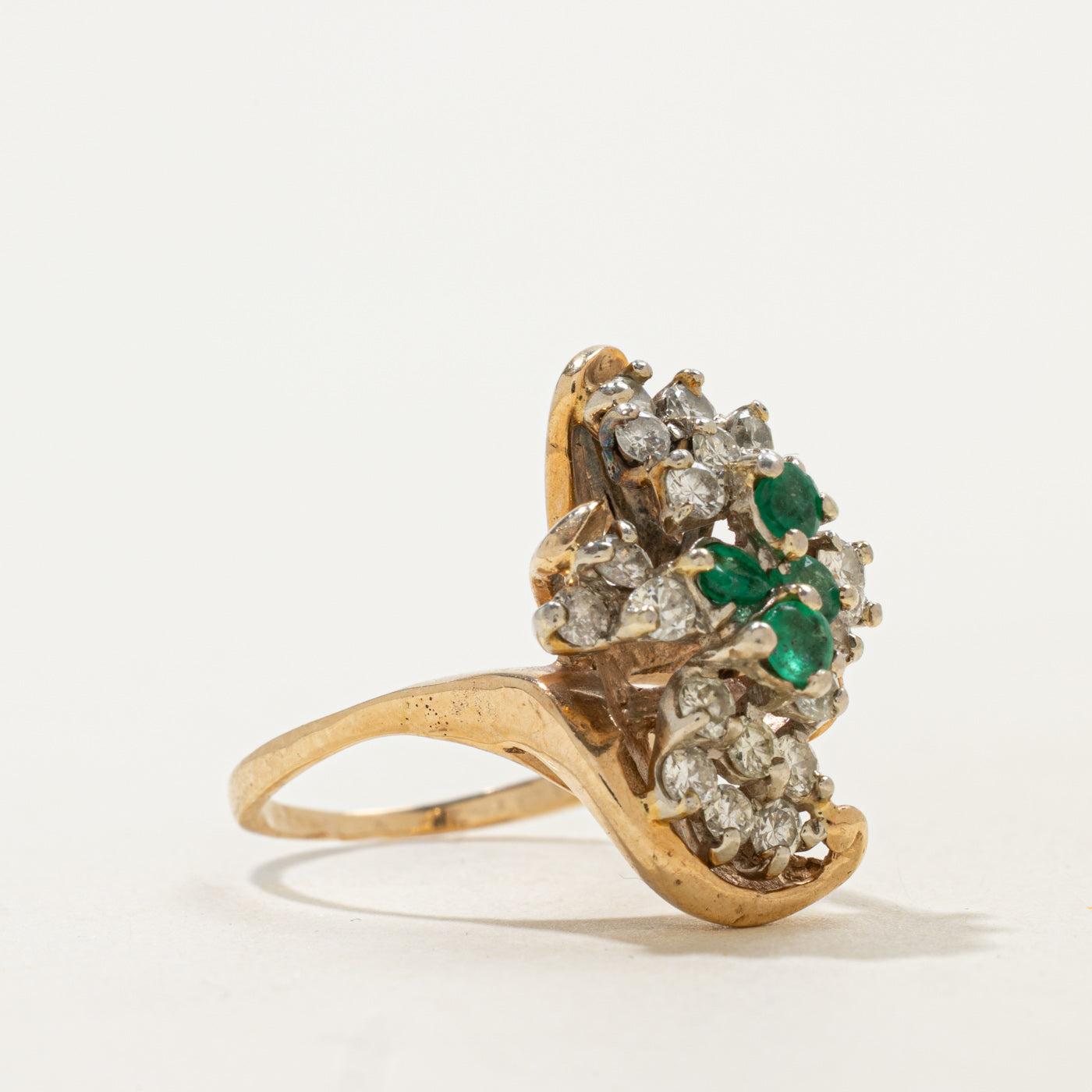 Bague cocktail spirale en diamants et émeraudes | 0,80 ct, 0,40 ct | Taille 6 | 