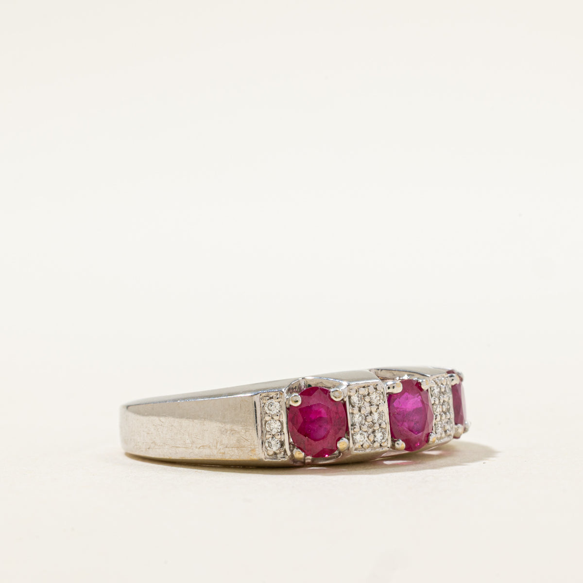Bague en rubis et diamants traités au flux | 1,50 ct, 0,14 ct | Taille 10 | 