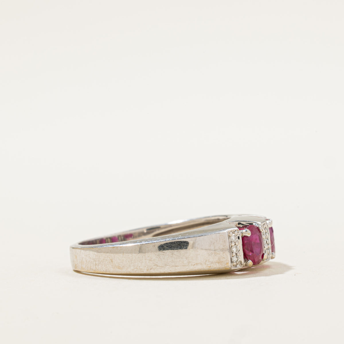 Bague en rubis et diamants traités au flux | 1,50 ct, 0,14 ct | Taille 10 | 