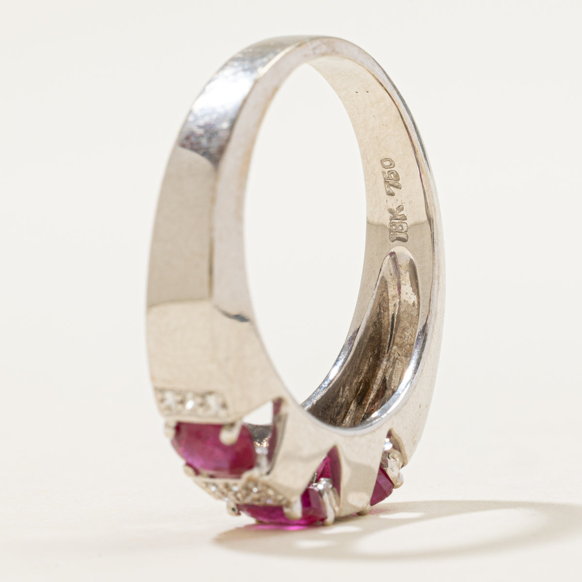 Bague en rubis et diamants traités au flux | 1,50 ct, 0,14 ct | Taille 10 | 
