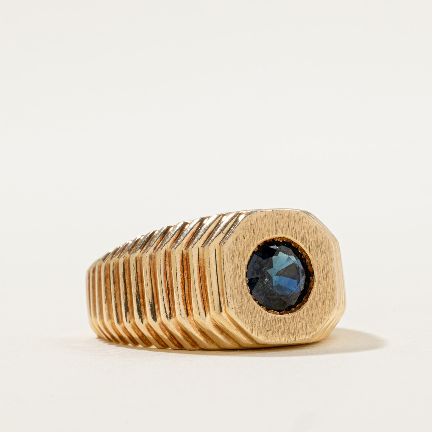 Bague texturée en saphir bleu serti clos | 1,50 ct | Taille 8 | 