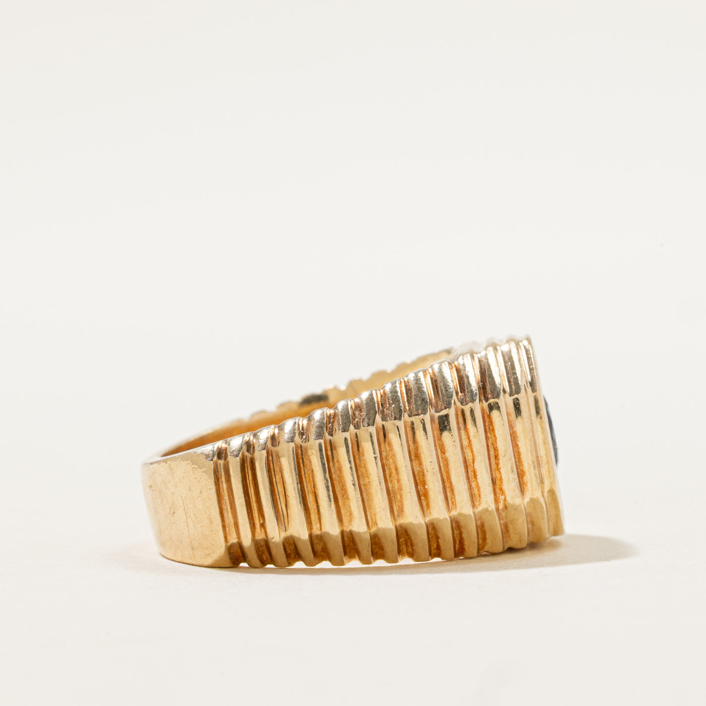Bague texturée en saphir bleu serti clos | 1,50 ct | Taille 8 | 