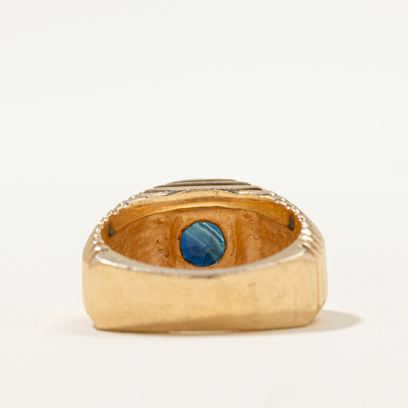 Bague texturée en saphir bleu serti clos | 1,50 ct | Taille 8 | 