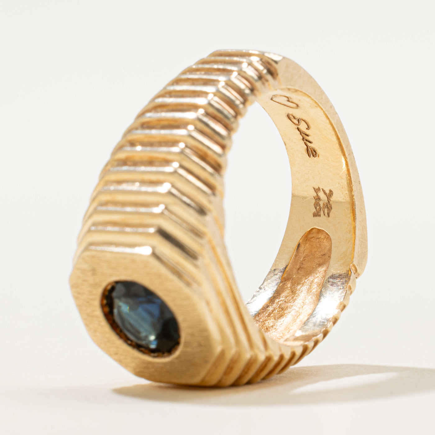 Bague texturée en saphir bleu serti clos | 1,50 ct | Taille 8 | 