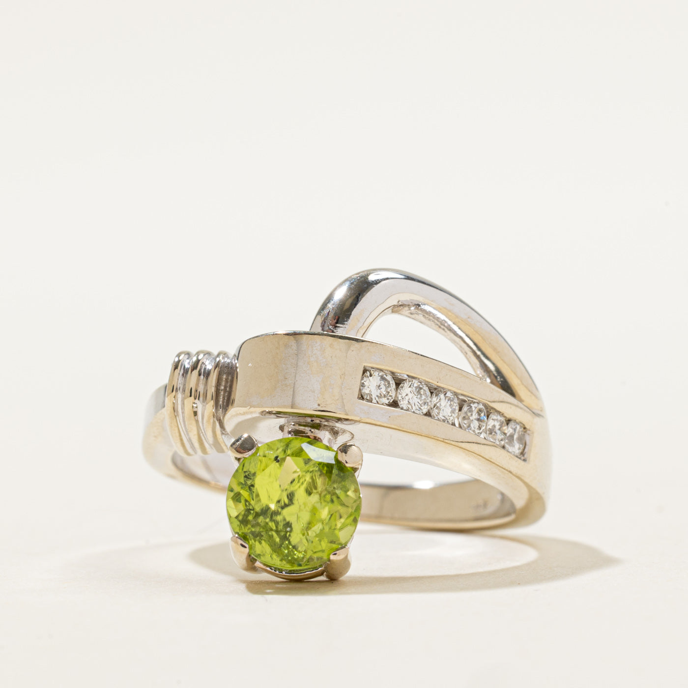 Bague cocktail en or blanc 14 carats sertie de diamants | 1,20 ct, 0,16 ct au total | Taille 7,5