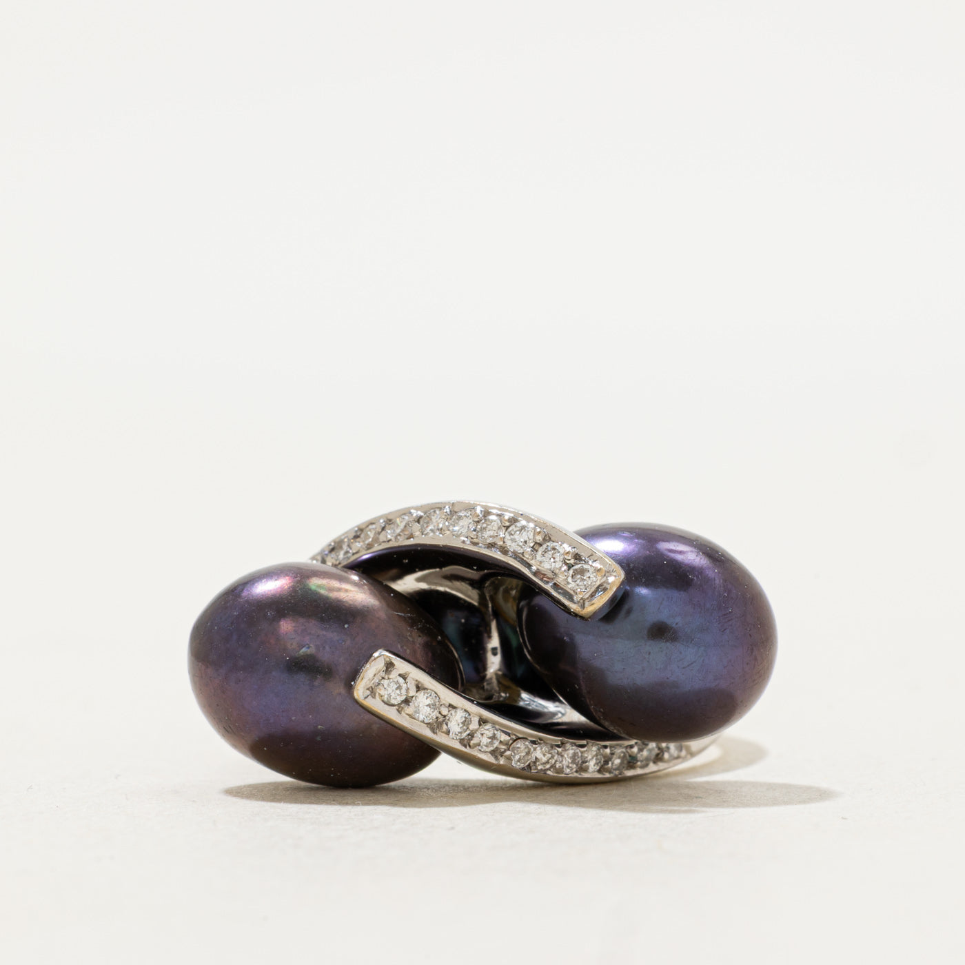 Bague contournée en perle noire et diamants | 0,20 ct au total, 14,25 ct au total | Taille 7 |
