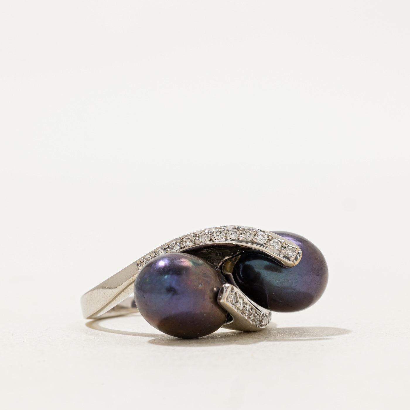 Bague contournée en perle noire et diamants | 0,20 ct au total, 14,25 ct au total | Taille 7 |
