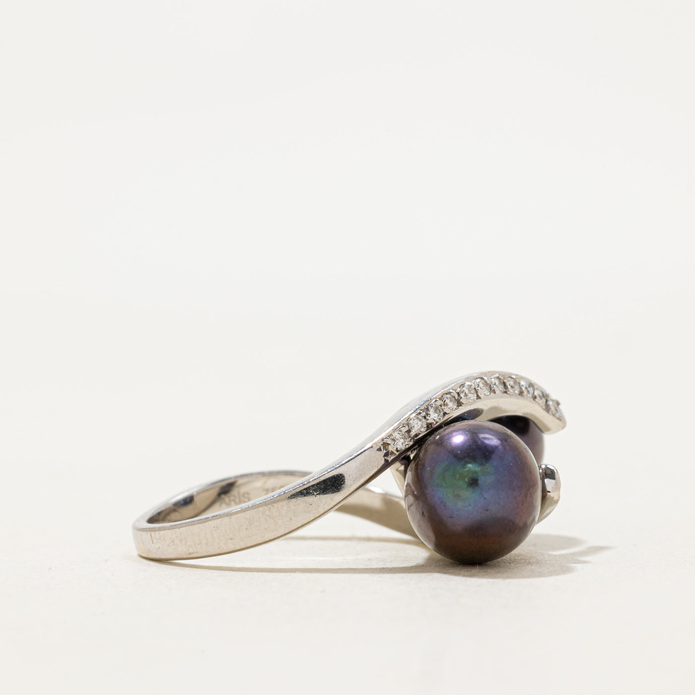 Bague contournée en perle noire et diamants | 0,20 ct au total, 14,25 ct au total | Taille 7 |