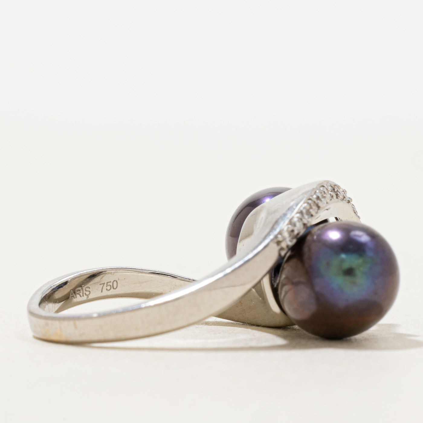 Bague contournée en perle noire et diamants | 0,20 ct au total, 14,25 ct au total | Taille 7 |